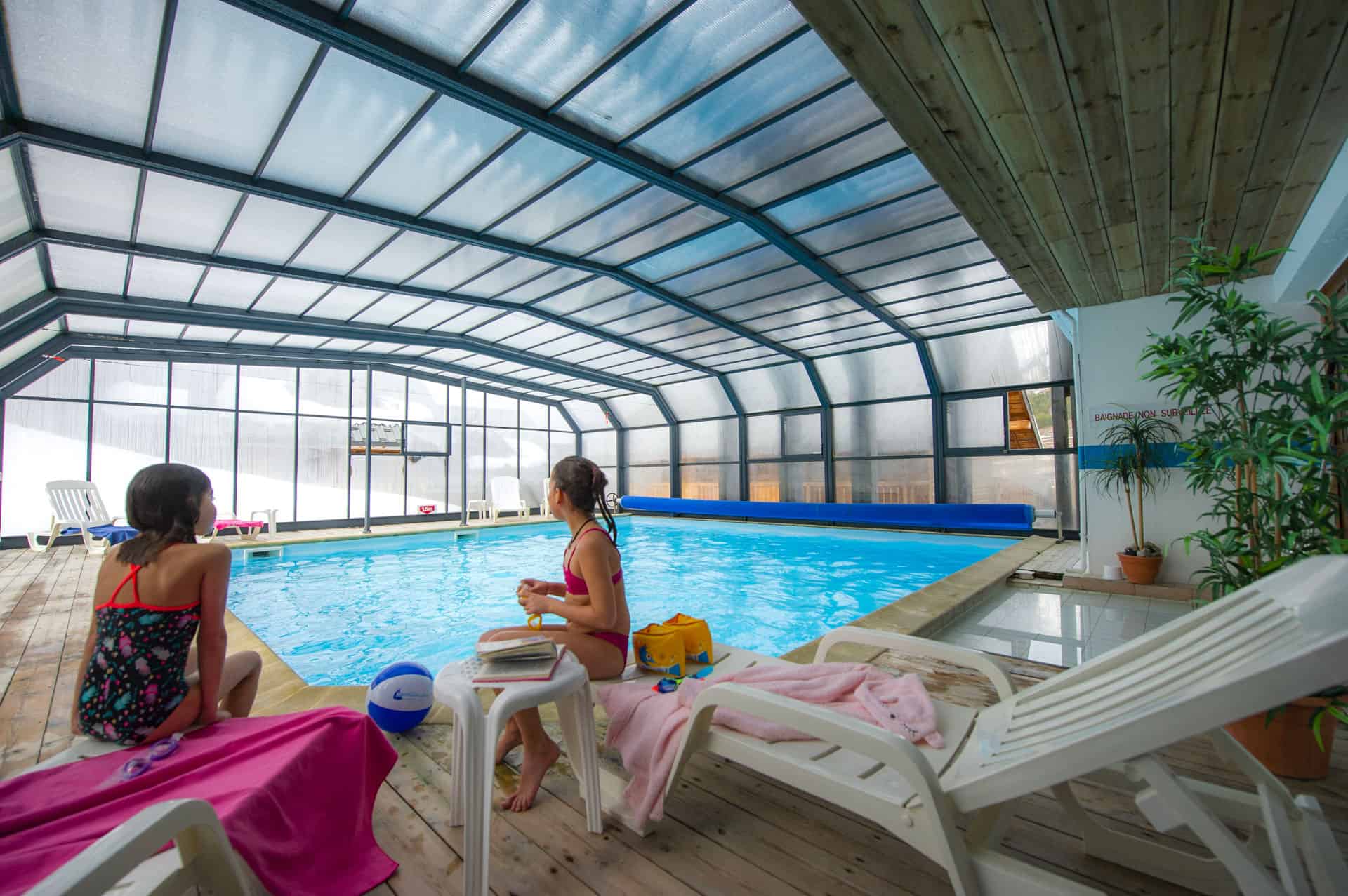 Piscine intérieure chauffée de la résidence de vacances Goélia Le Village Gaulois à St François Longchamp Piscine intérieure chauffée de la résidence de vacances Goélia Le Village Gaulois à St François Longchamp