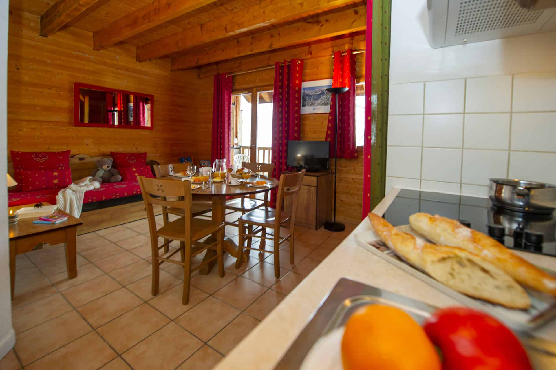 Exemple de salon avec kitchenette dans la résidence de vacances Goélia Le Village Gaulois à St François Longchamp Exemple de salon avec kitchenette dans la résidence de vacances Goélia Le Village Gaulois à St François Longchamp