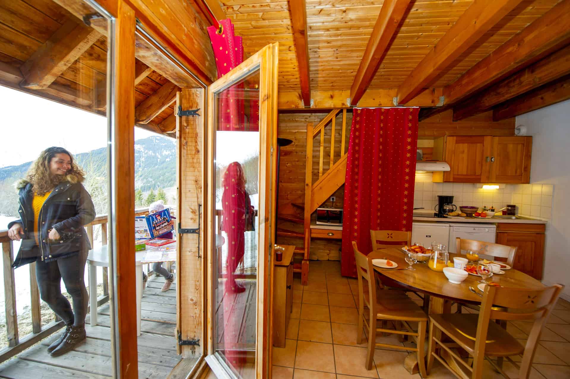 Exemple de salon avec kitchenette dans la résidence de vacances Goélia Le Village Gaulois à St François Longchamp Exemple de salon avec kitchenette dans la résidence de vacances Goélia Le Village Gaulois à St François Longchamp