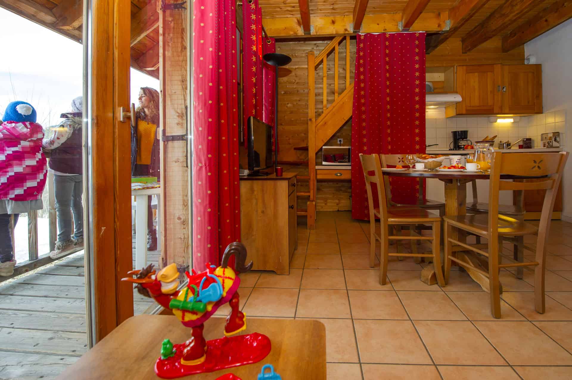 Exemple de salon avec kitchenette dans la résidence de vacances Goélia Le Village Gaulois à St François Longchamp Exemple de salon avec kitchenette dans la résidence de vacances Goélia Le Village Gaulois à St François Longchamp