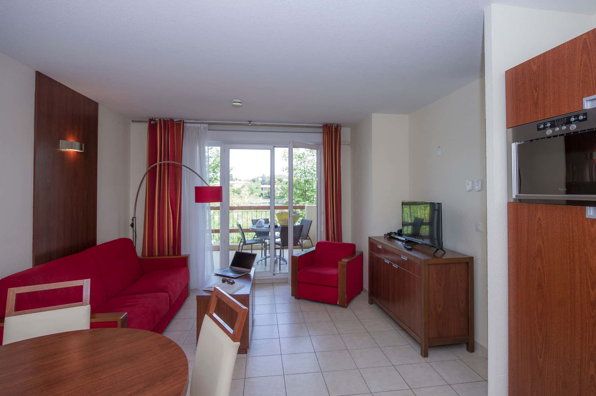 Salon d'un appartement de la résidence de vacances Goélia Mandelieu Riviera Resort à Mandelieu La Napoule Salon d'un appartement de la résidence de vacances Goélia Mandelieu Riviera Resort à Mandelieu La Napoule