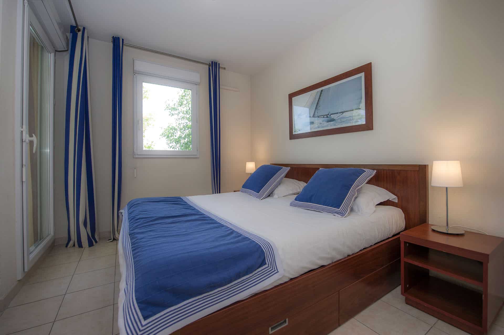 Chambre avec lit double d'un appartement de la résidence de vacances Goélia Mandelieu Riviera Resort à Mandelieu La Napoule Chambre avec lit double d'un appartement de la résidence de vacances Goélia Mandelieu Riviera Resort à Mandelieu La Napoule