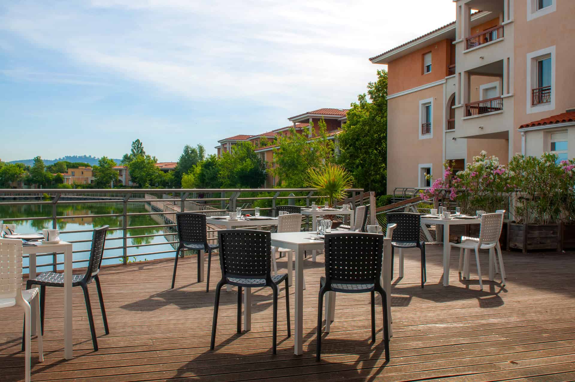 Terrasse pour les petits déjeuners de la résidence de vacances Goélia Mandelieu Riviera Resort à Mandelieu La Napoule Terrasse pour les petits déjeuners de la résidence de vacances Goélia Mandelieu Riviera Resort à Mandelieu La Napoule