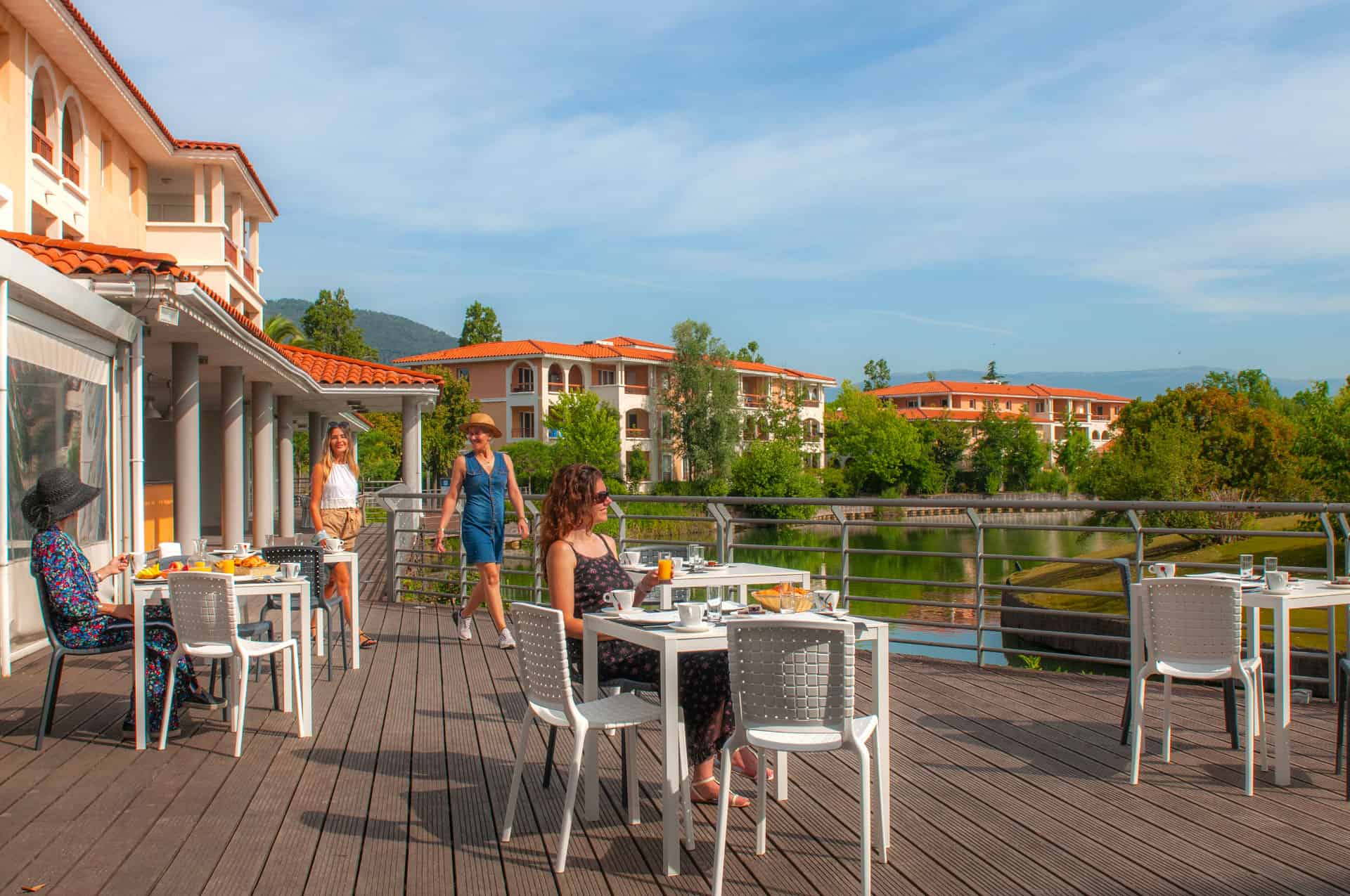 Terrasse pour les petits déjeuners de la résidence de vacances Goélia Mandelieu Riviera Resort à Mandelieu La Napoule Terrasse pour les petits déjeuners de la résidence de vacances Goélia Mandelieu Riviera Resort à Mandelieu La Napoule