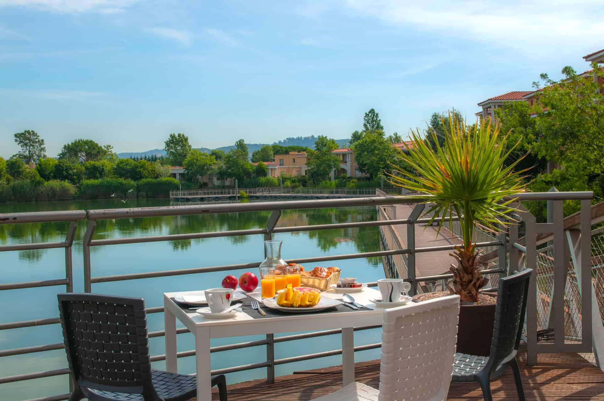 Terrasse pour les petits déjeuners de la résidence de vacances Goélia Mandelieu Riviera Resort à Mandelieu La Napoule Terrasse pour les petits déjeuners de la résidence de vacances Goélia Mandelieu Riviera Resort à Mandelieu La Napoule
