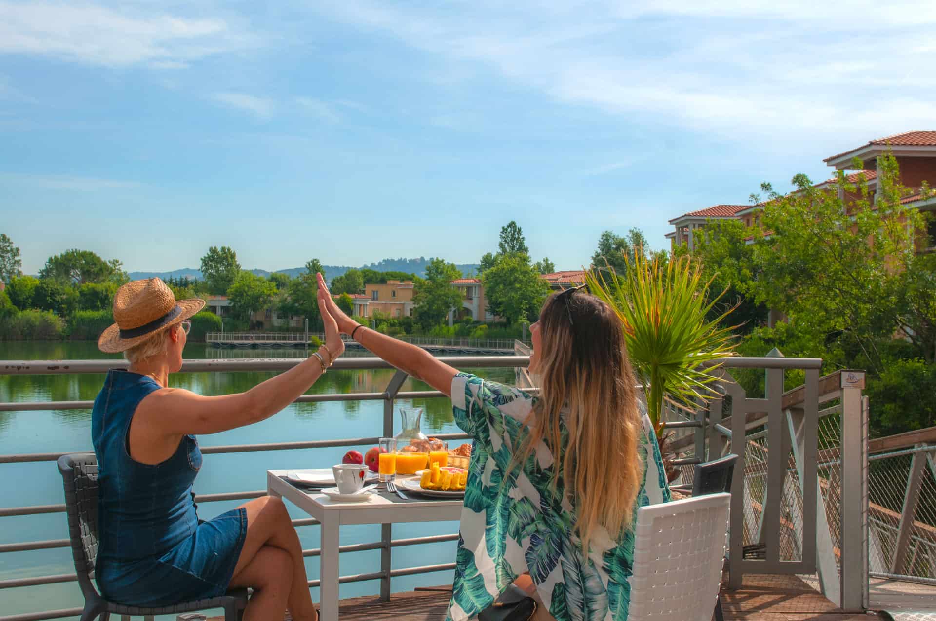 Terrasse pour les petits déjeuners de la résidence de vacances Goélia Mandelieu Riviera Resort à Mandelieu La Napoule Terrasse pour les petits déjeuners de la résidence de vacances Goélia Mandelieu Riviera Resort à Mandelieu La Napoule