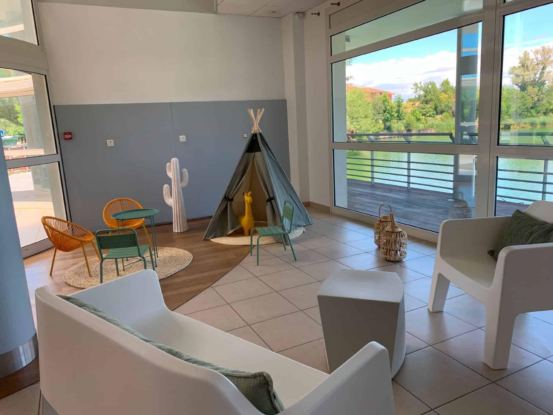 Espace enfants à la réception de la résidence de vacances Goélia Mandelieu Riviera Resort à Mandelieu La Napoule Espace enfants à la réception de la résidence de vacances Goélia Mandelieu Riviera Resort à Mandelieu La Napoule