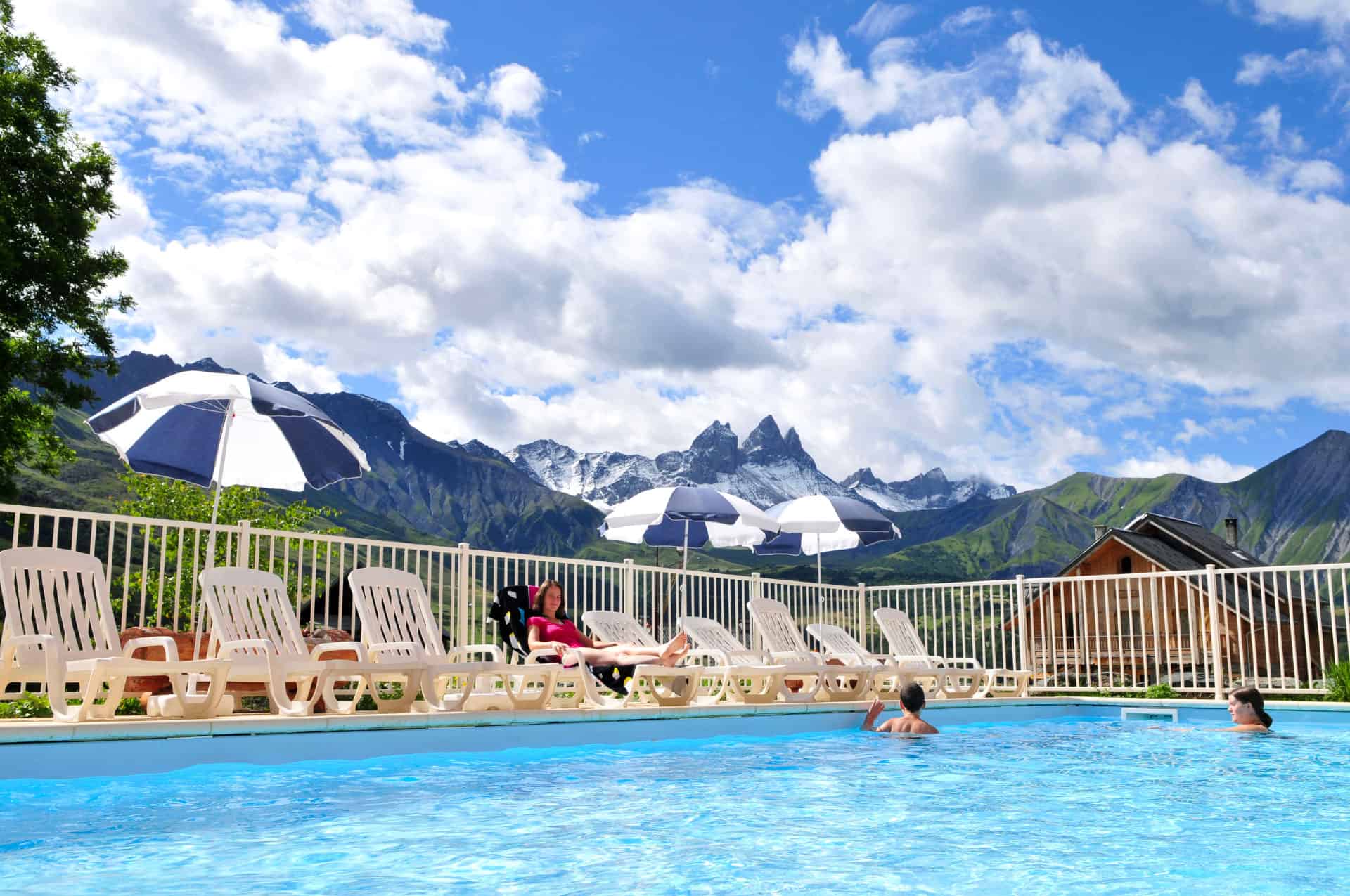 Piscine extérieure chauffée de la résidence de vacances Goélia Le Relais des Pistes à Albiez-Montrond, dans les Alpes du Nord Piscine extérieure chauffée de la résidence de vacances Goélia Le Relais des Pistes à Albiez-Montrond, dans les Alpes du Nord