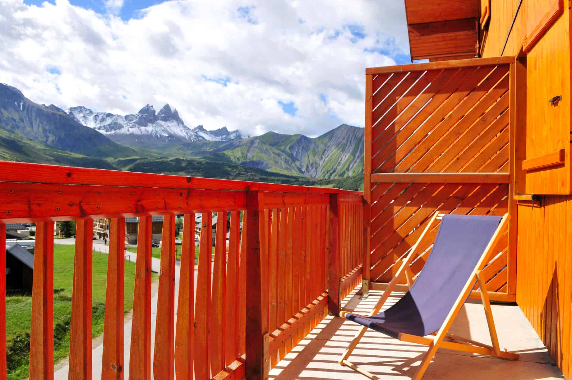 Exemple de balcon de la résidence de vacances Goélia  Le Relais des Pistes à Albiez-Montrond, dans les Alpes du Nord Exemple de balcon de la résidence de vacances Goélia  Le Relais des Pistes à Albiez-Montrond, dans les Alpes du Nord