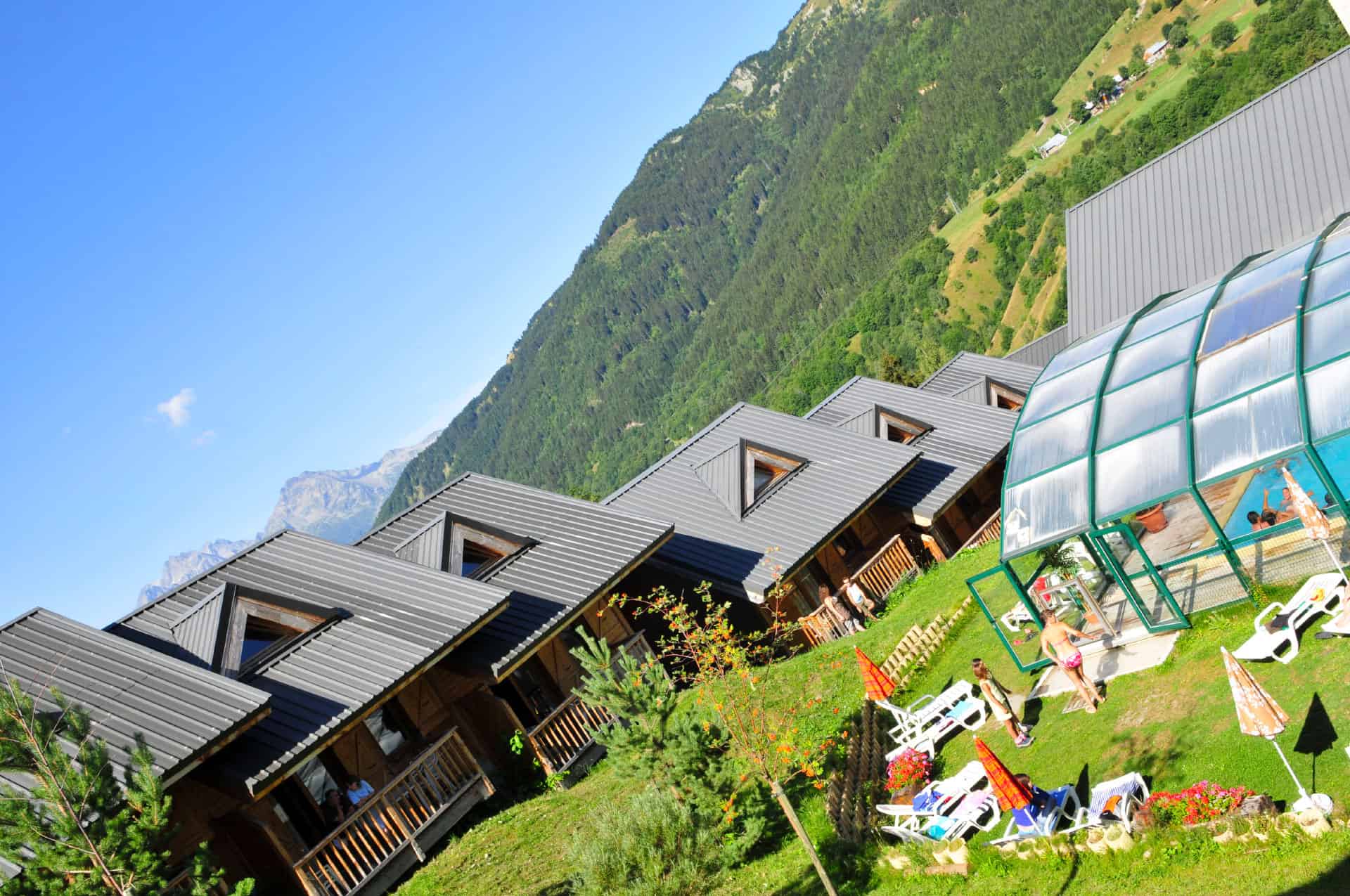 Résidence de vacances avec piscine extérieure couverte Goélia Le Village Gaulois à St François Longchamp Résidence de vacances avec piscine extérieure couverte Goélia Le Village Gaulois à St François Longchamp