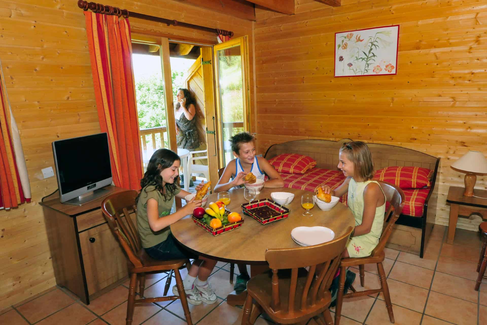 Exemple de salon dans la Résidence de vacances Goélia Le Village Gaulois à St François Longchamp Exemple de salon dans la Résidence de vacances Goélia Le Village Gaulois à St François Longchamp