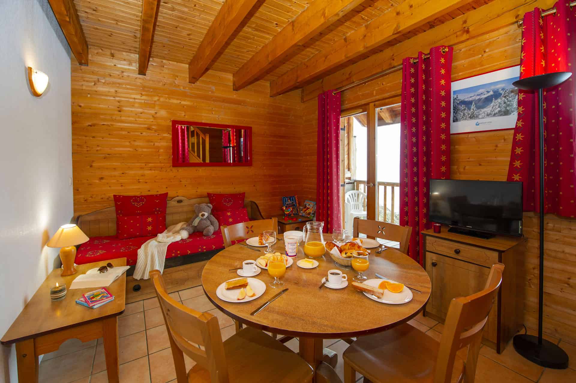 Exemple de salon dans la Résidence de vacances Goélia Le Village Gaulois à St François Longchamp Exemple de salon dans la Résidence de vacances Goélia Le Village Gaulois à St François Longchamp