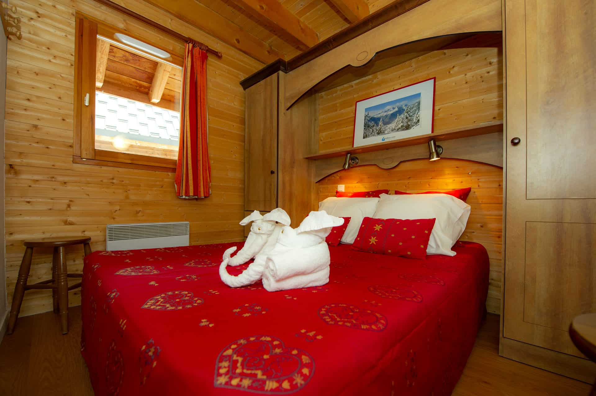 Exemple d'une chambre équipée d'un lit double dans la Résidence de vacances Goélia Le Village Gaulois à St François Longchamp Exemple d'une chambre équipée d'un lit double dans la Résidence de vacances Goélia Le Village Gaulois à St François Longchamp