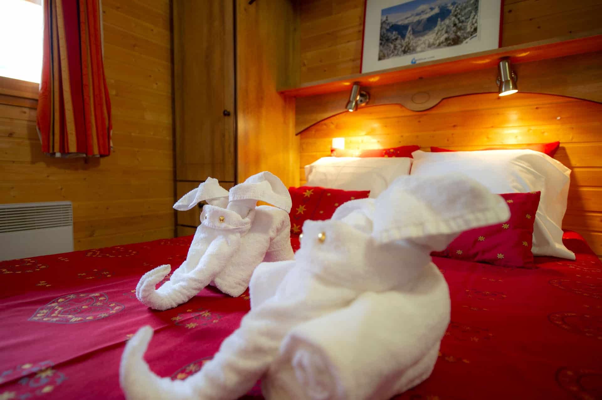 Exemple d'une chambre équipée d'un lit double dans la Résidence de vacances Goélia Le Village Gaulois à St François Longchamp Exemple d'une chambre équipée d'un lit double dans la Résidence de vacances Goélia Le Village Gaulois à St François Longchamp