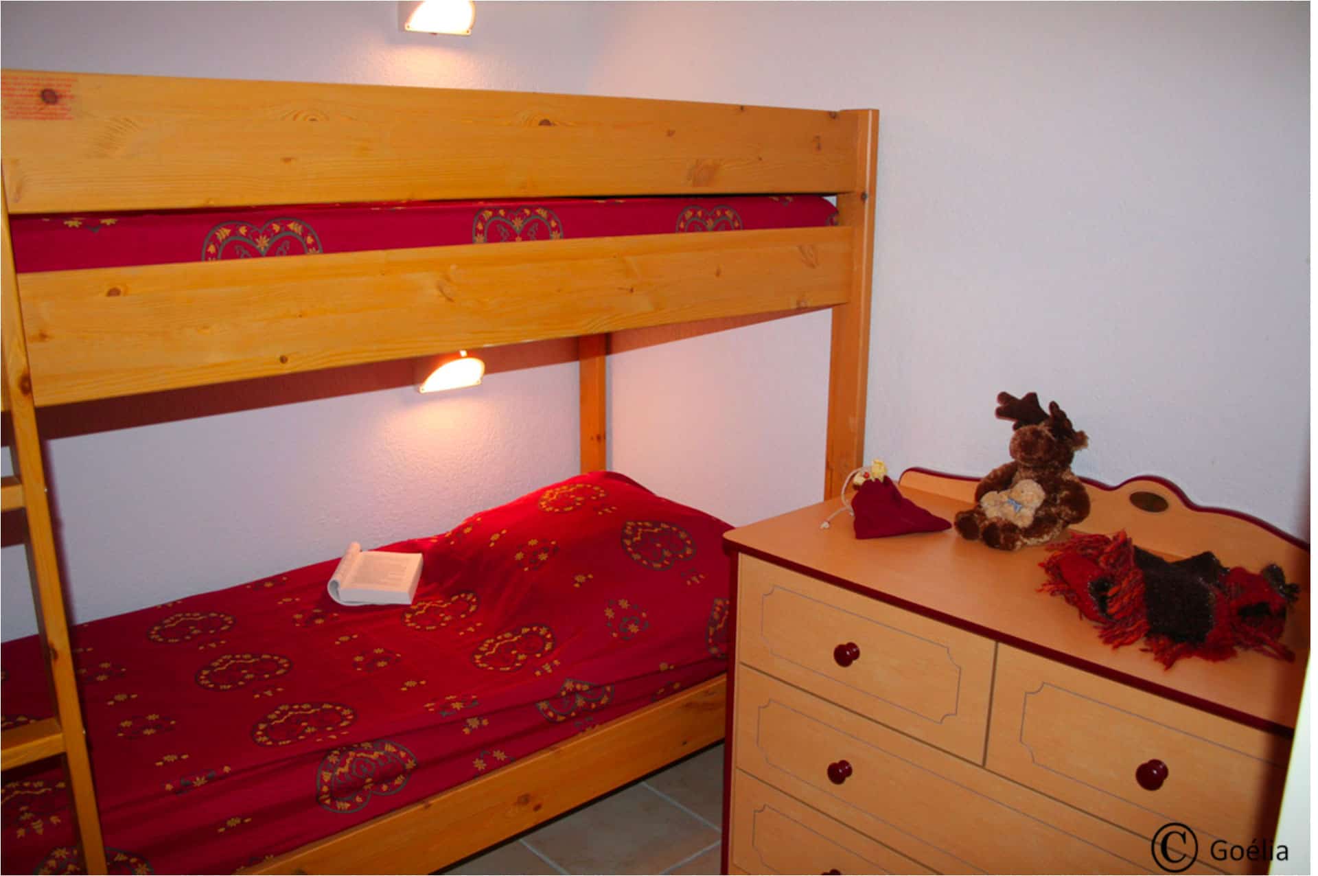 Example of a sleeping area with bunk beds in the Les Flocons d'Argent holiday residence in Aussois, in the Northern Alps Example of a sleeping area with bunk beds in the Les Flocons d'Argent holiday residence in Aussois, in the Northern Alps