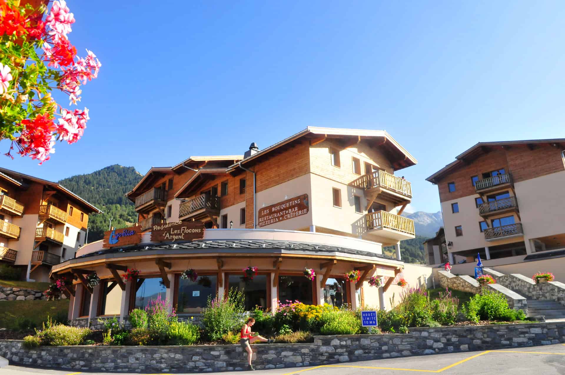 Vue extérieure de la résidence de vacances Les Flocons d'Argent à Aussois, dans les Alpes du Nord Vue extérieure de la résidence de vacances Les Flocons d'Argent à Aussois, dans les Alpes du Nord