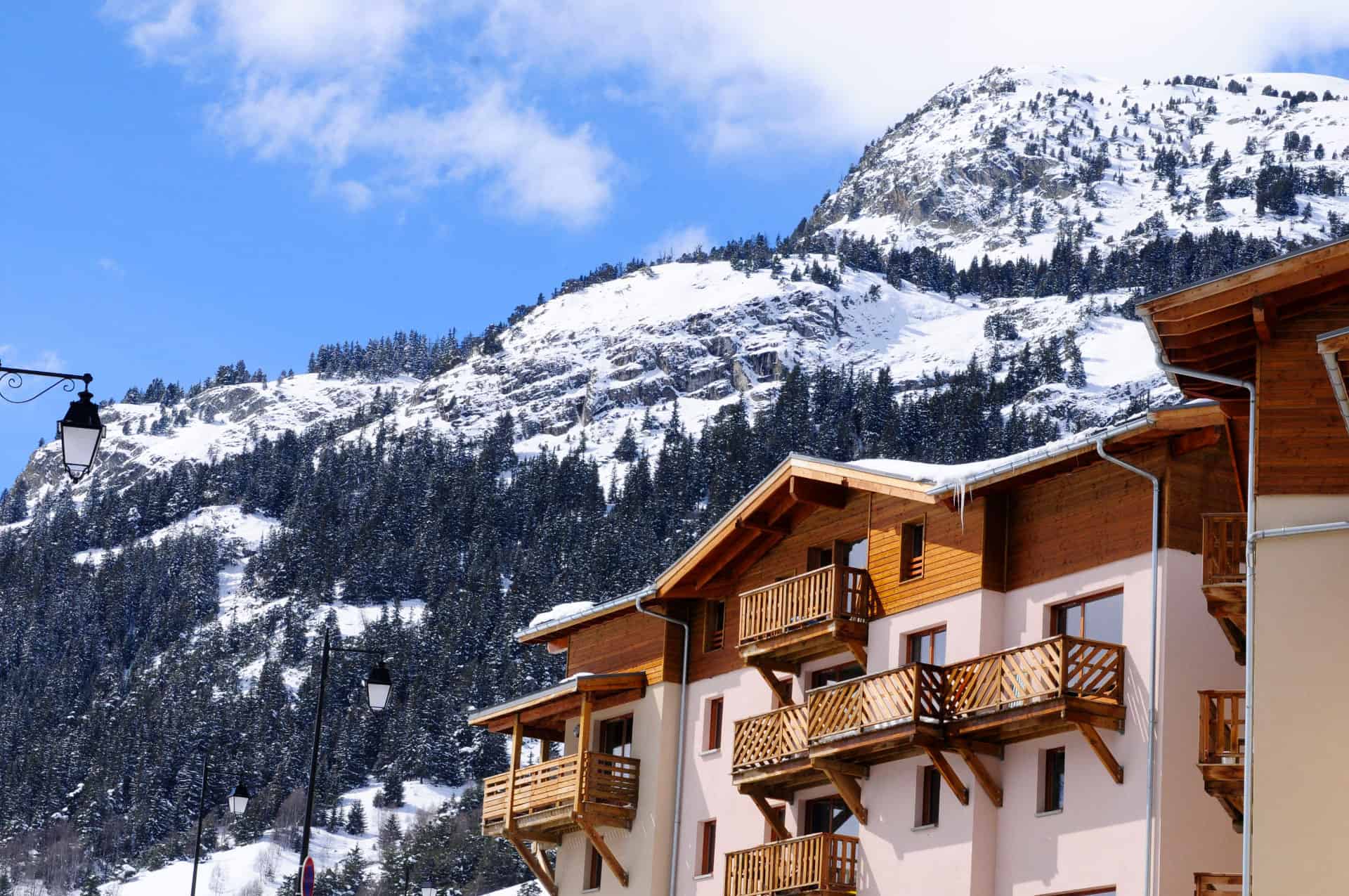 Vue extérieure de la résidence de vacances Les Flocons d'Argent à Aussois, dans les Alpes du Nord Vue extérieure de la résidence de vacances Les Flocons d'Argent à Aussois, dans les Alpes du Nord