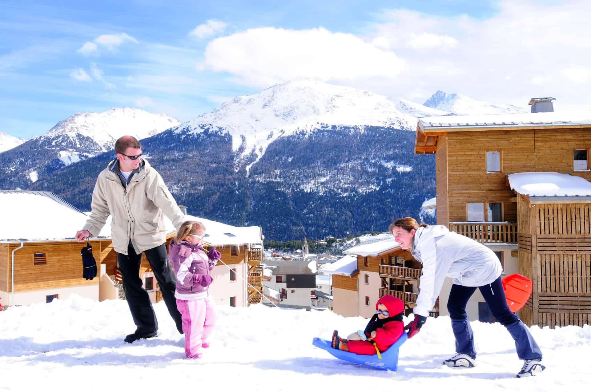 Vue extérieure de la résidence de vacances Les Flocons d'Argent à Aussois, dans les Alpes du Nord Vue extérieure de la résidence de vacances Les Flocons d'Argent à Aussois, dans les Alpes du Nord