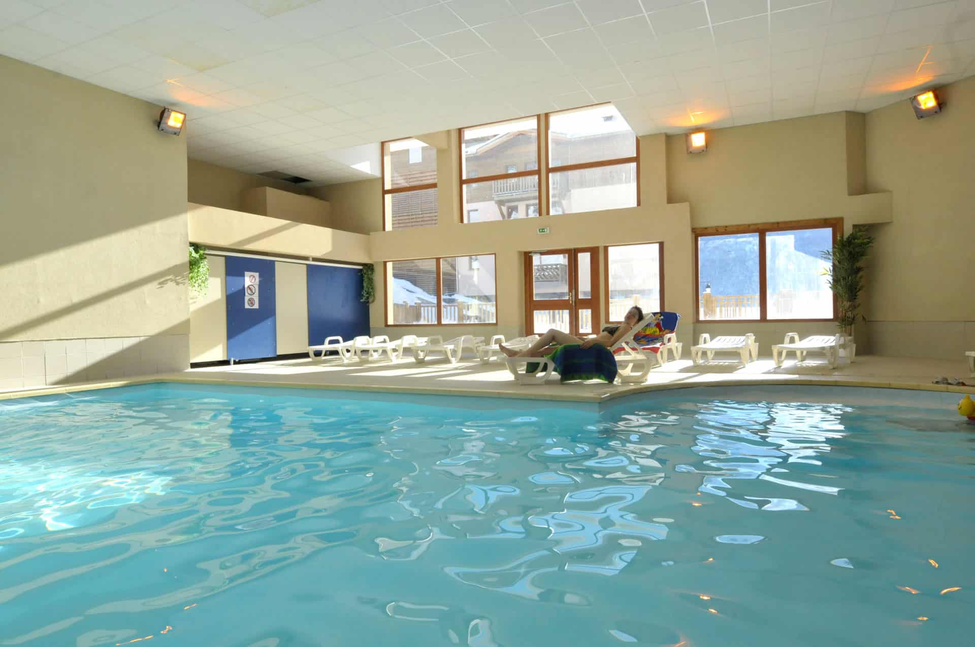 Piscine intérieure chauffée de la résidence de vacances Les Flocons d'Argent à Aussois, dans les Alpes du Nord Piscine intérieure chauffée de la résidence de vacances Les Flocons d'Argent à Aussois, dans les Alpes du Nord
