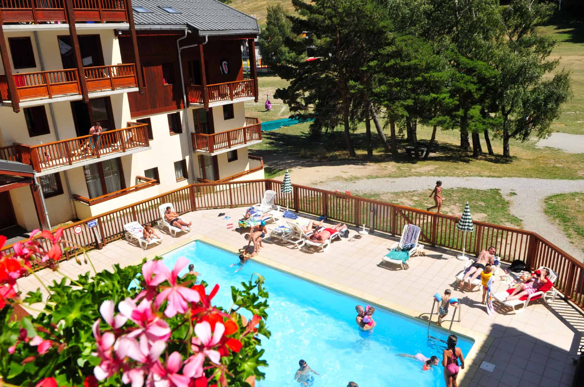 Piscine extérieure chauffée de la résidence de vacances Les Balcons d'Anaïs à La Norma, dans les Alpes du Nord Piscine extérieure chauffée de la résidence de vacances Les Balcons d'Anaïs à La Norma, dans les Alpes du Nord