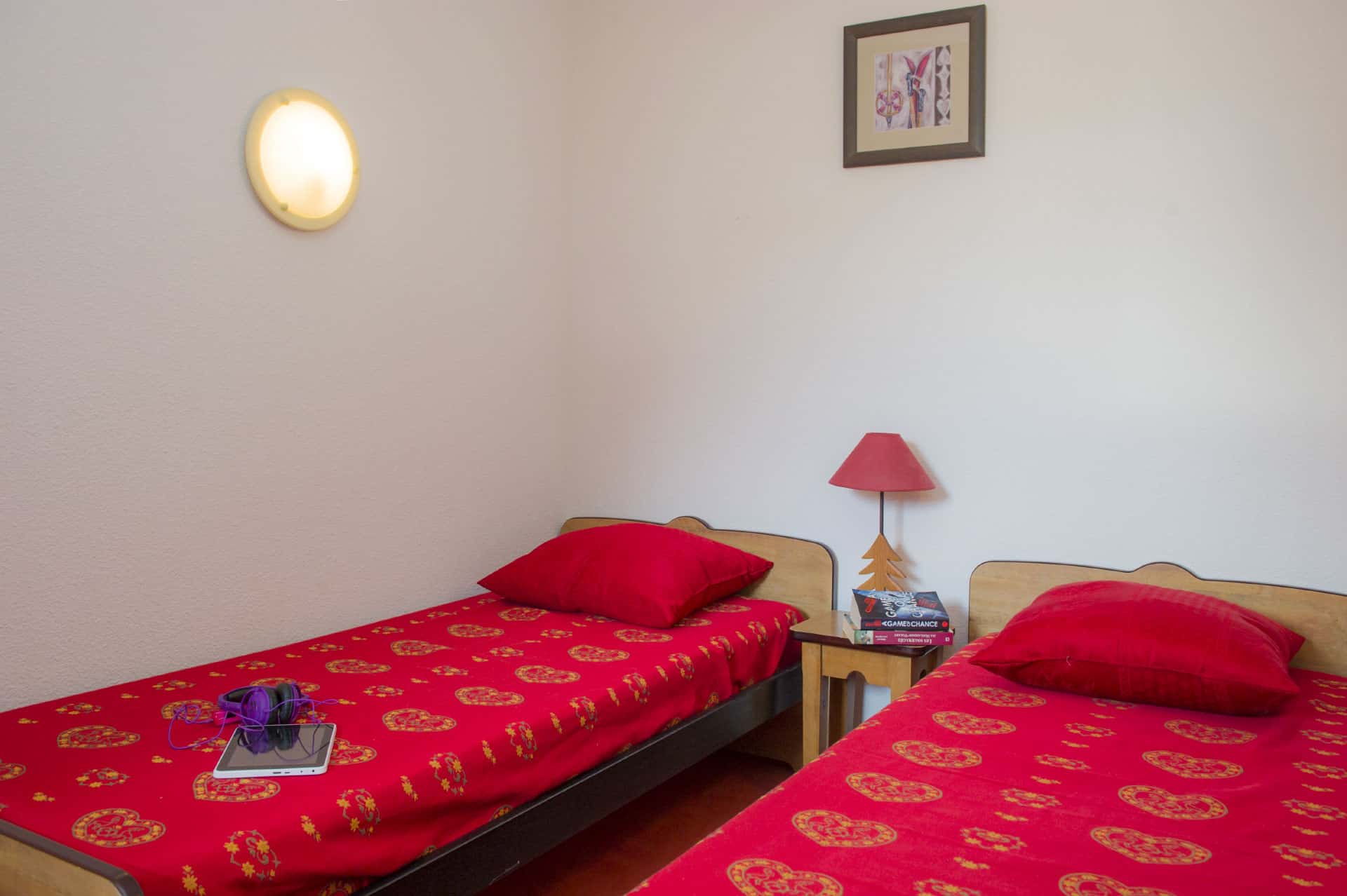 Exemple de chambre twin de la résidence de vacances Les Balcons d'Anaïs à La Norma, dans les Alpes du Nord Exemple de chambre twin de la résidence de vacances Les Balcons d'Anaïs à La Norma, dans les Alpes du Nord