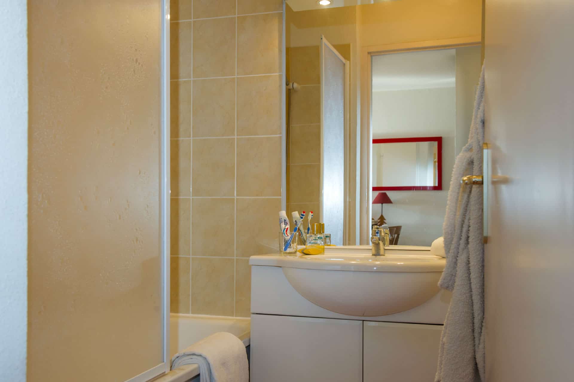 Exemple de salle de bain de la résidence de vacances Les Balcons d'Anaïs à La Norma, dans les Alpes du Nord Exemple de salle de bain de la résidence de vacances Les Balcons d'Anaïs à La Norma, dans les Alpes du Nord