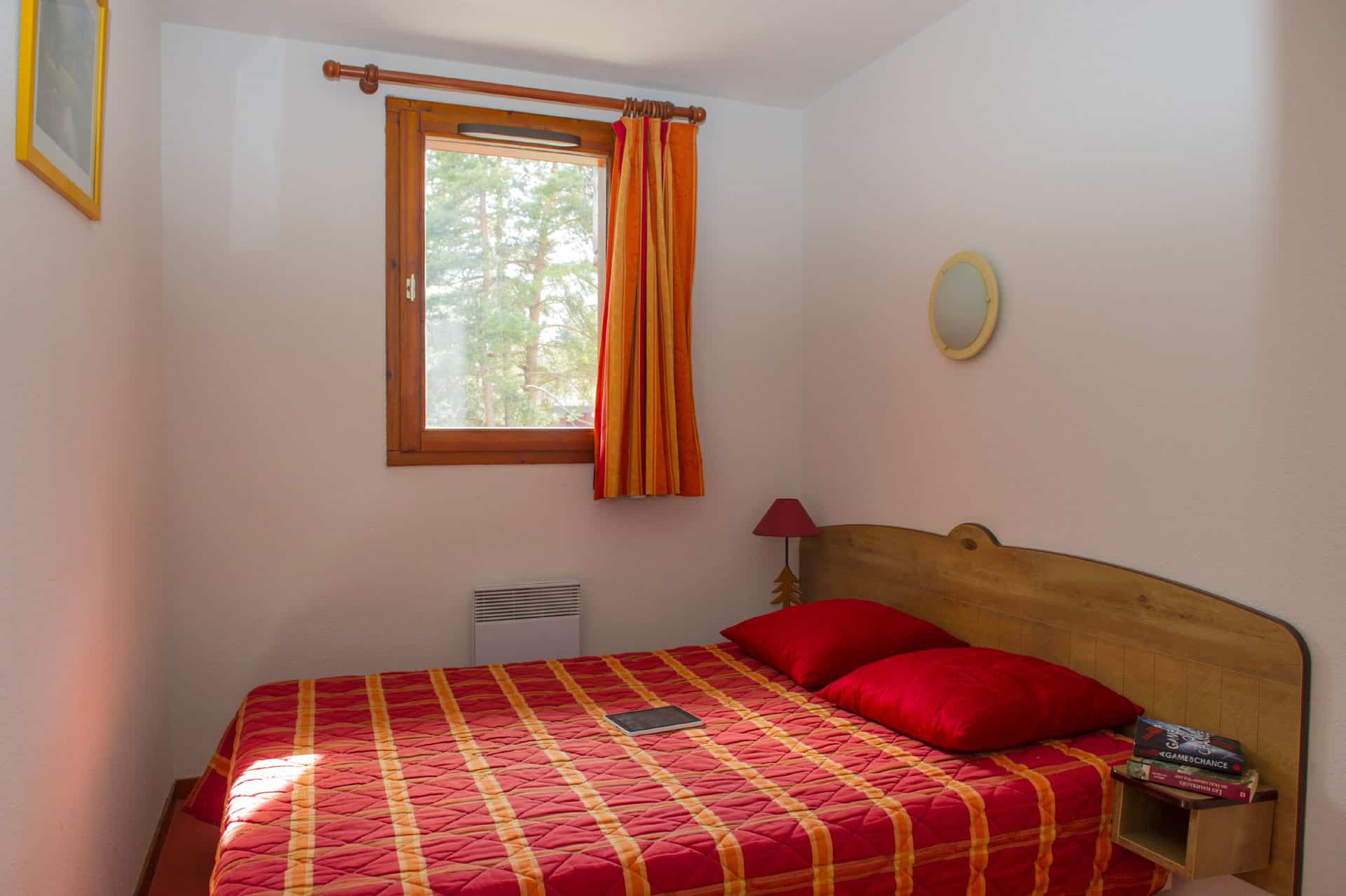 Exemple de chambre double de la résidence de vacances Les Balcons d'Anaïs à La Norma, dans les Alpes du Nord Exemple de chambre double de la résidence de vacances Les Balcons d'Anaïs à La Norma, dans les Alpes du Nord