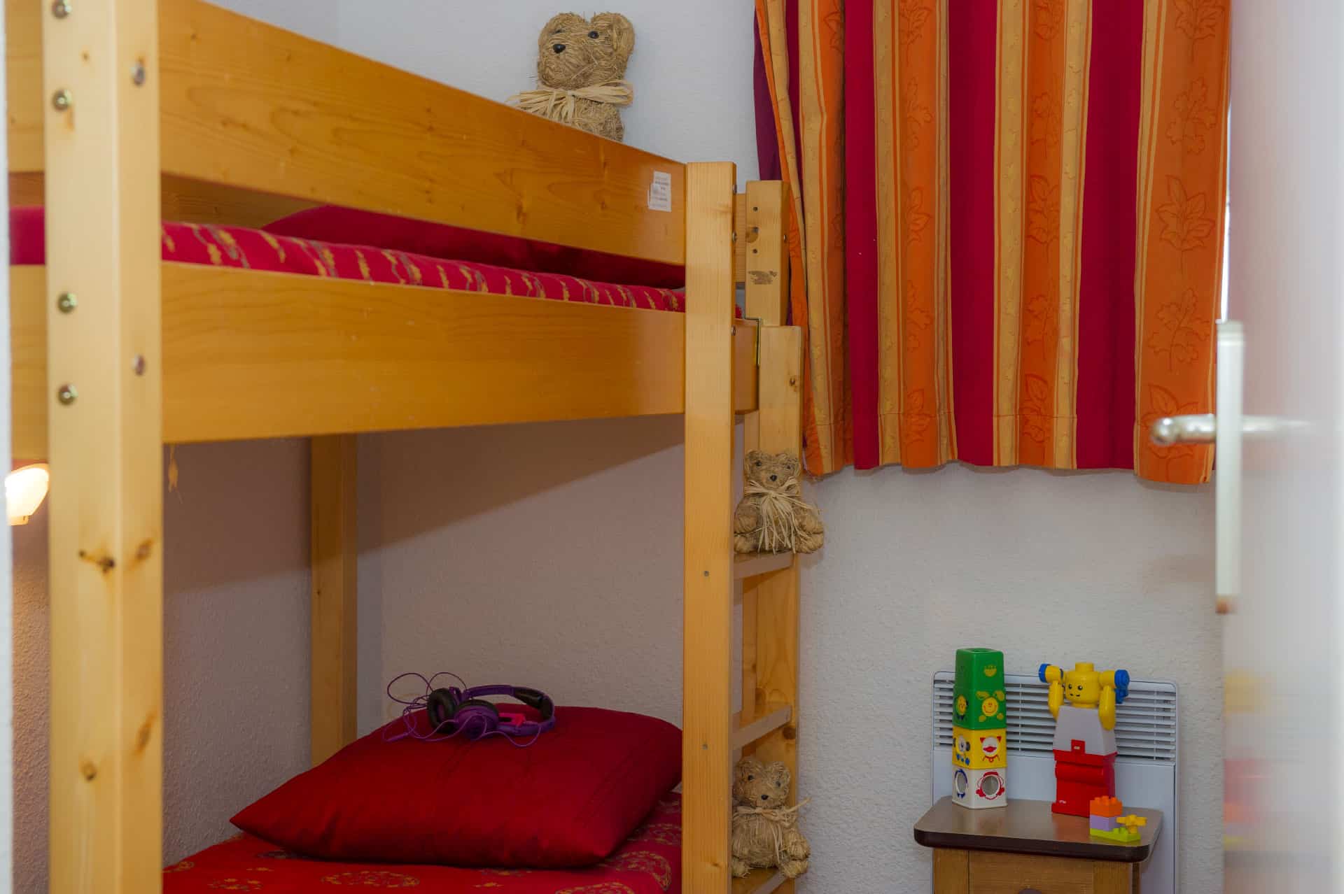 Exemple de coin nuit avec lits superposés de la résidence de vacances Les Balcons d'Anaïs à La Norma, dans les Alpes du Nord Exemple de coin nuit avec lits superposés de la résidence de vacances Les Balcons d'Anaïs à La Norma, dans les Alpes du Nord