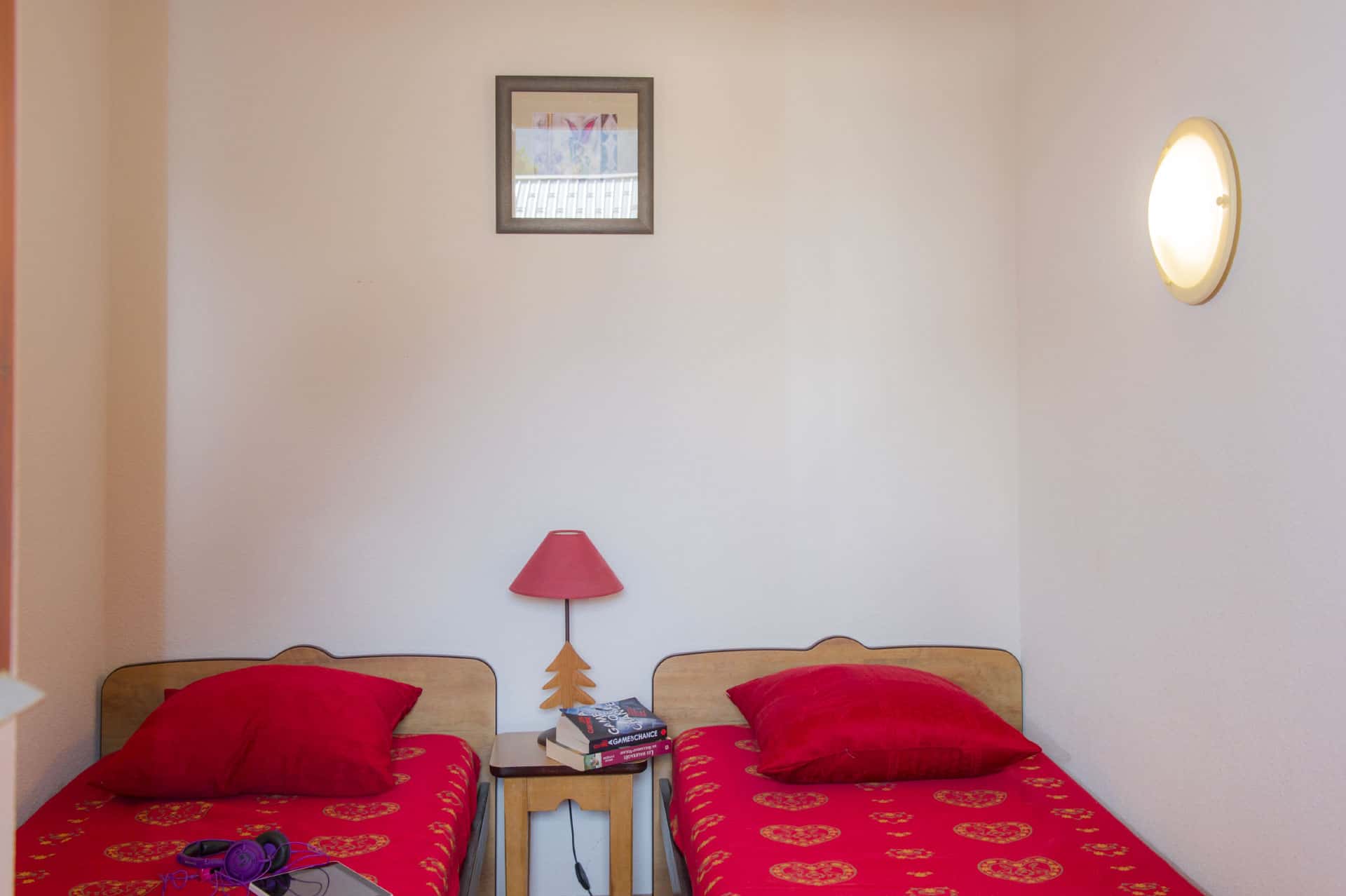 Exemple de chambre twin de la résidence de vacances Les Balcons d'Anaïs à La Norma, dans les Alpes du Nord Exemple de chambre twin de la résidence de vacances Les Balcons d'Anaïs à La Norma, dans les Alpes du Nord