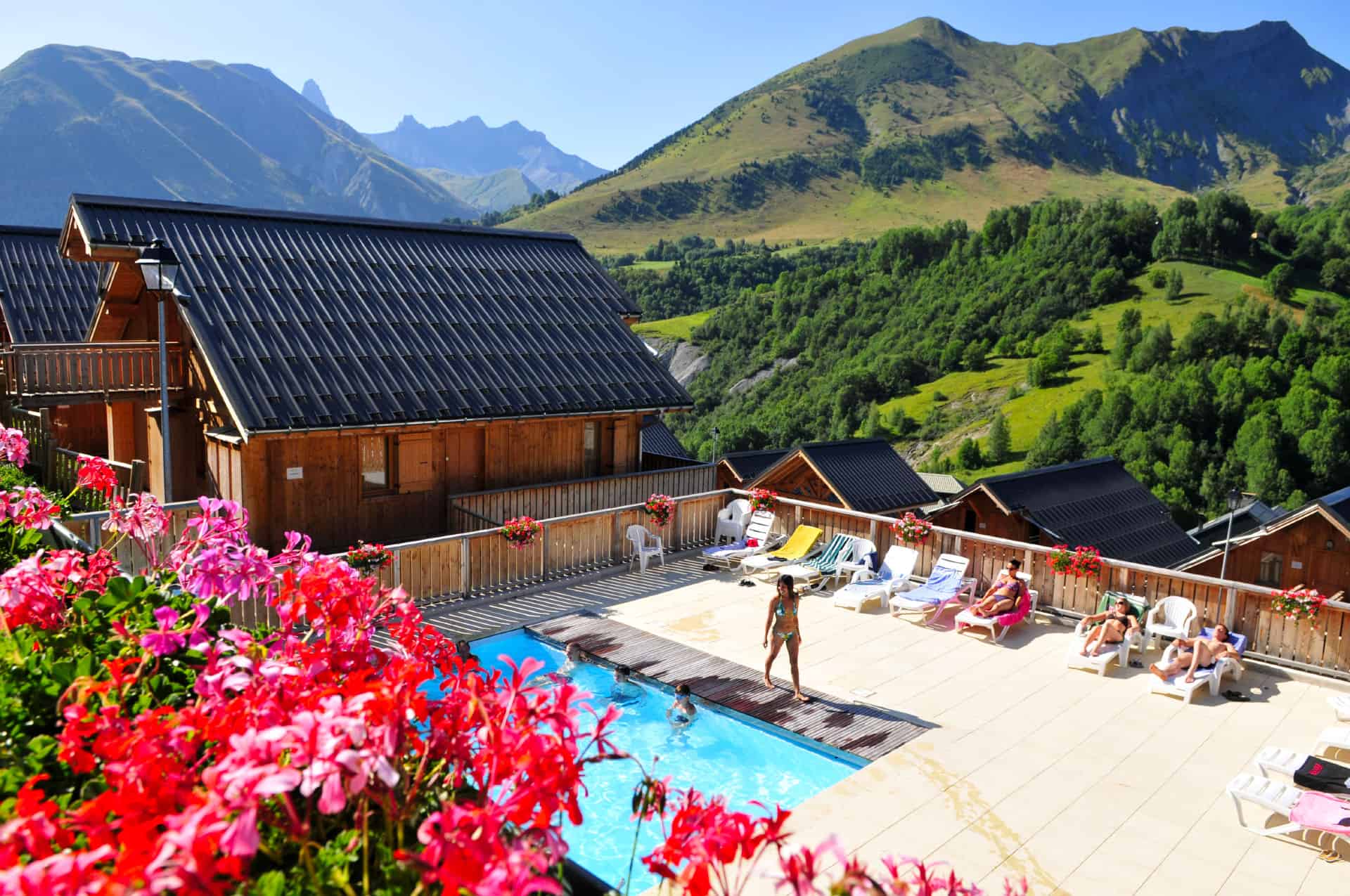 Heated outdoor swimming pool of the vacation residence Goélia Les Ecourts in St Jean d'Arves