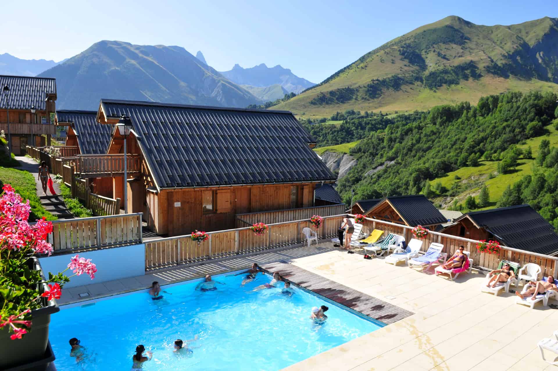 Piscine extérieure chauffée de la résidence de vacances Goélia Les Ecourts à St Jean d'Arves Piscine extérieure chauffée de la résidence de vacances Goélia Les Ecourts à St Jean d'Arves