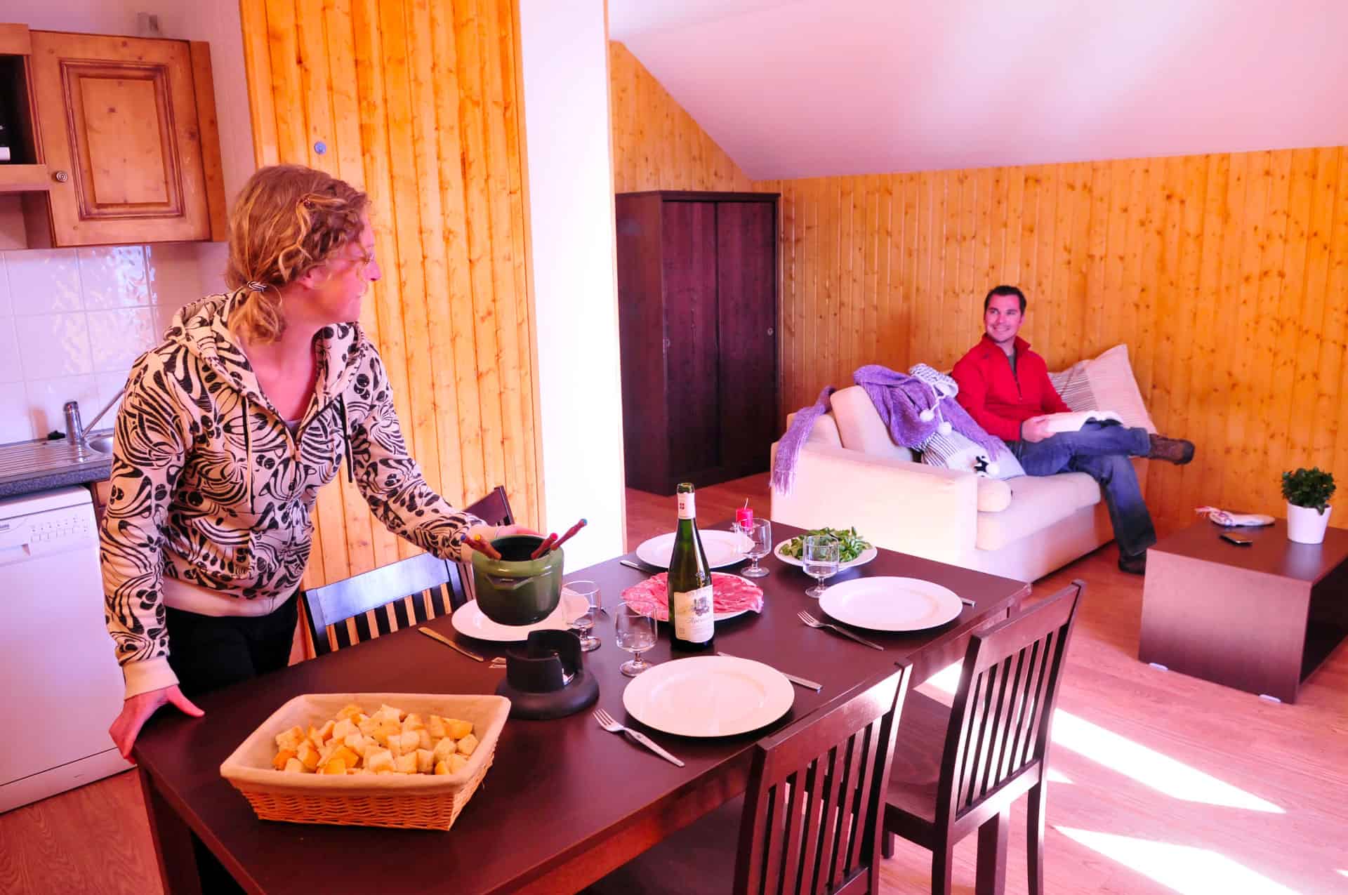 Exemple de salon avec kitchenette dans la résidence de vacances Goélia Les Ecourts à St Jean d'Arves Exemple de salon avec kitchenette dans la résidence de vacances Goélia Les Ecourts à St Jean d'Arves
