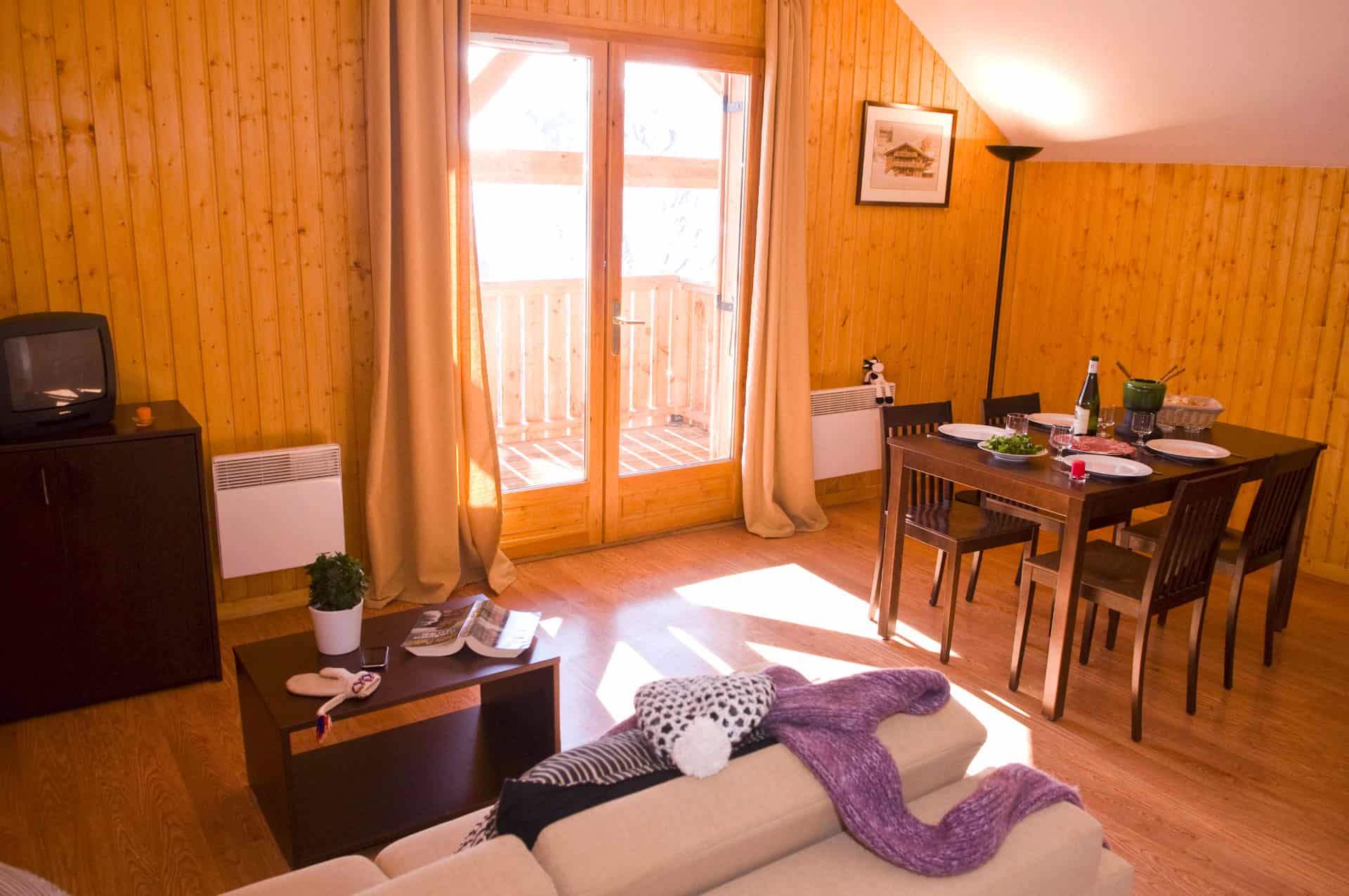 Exemple de salon dans la résidence de vacances Goélia Les Ecourts à St Jean d'Arves Exemple de salon dans la résidence de vacances Goélia Les Ecourts à St Jean d'Arves