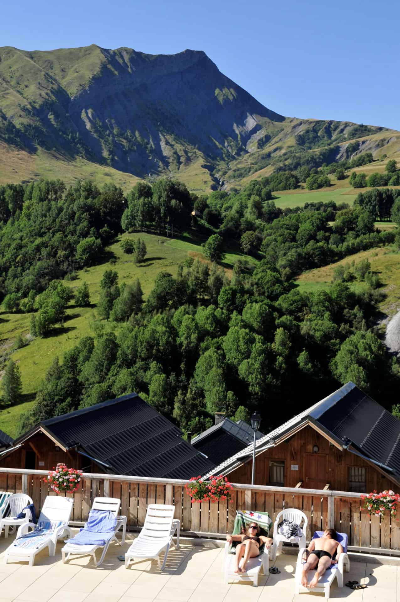 Vue sur la montagne depuis la piscine de la résidence Goélia Les Ecourts à St Jean d'Arves Vue sur la montagne depuis la piscine de la résidence Goélia Les Ecourts à St Jean d'Arves