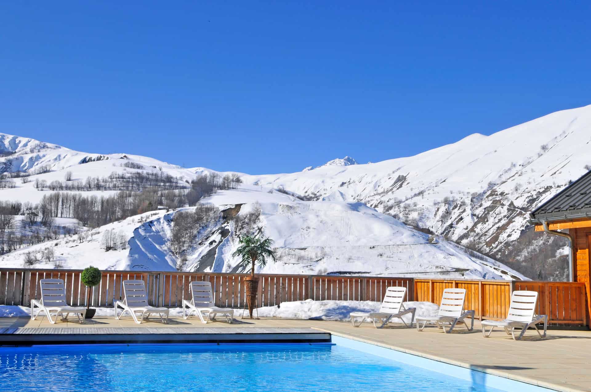 Piscine extérieure chauffée de la résidence de vacances Goélia Les Chalets des Ecourts à St Jean d'Arves Piscine extérieure chauffée de la résidence de vacances Goélia Les Chalets des Ecourts à St Jean d'Arves