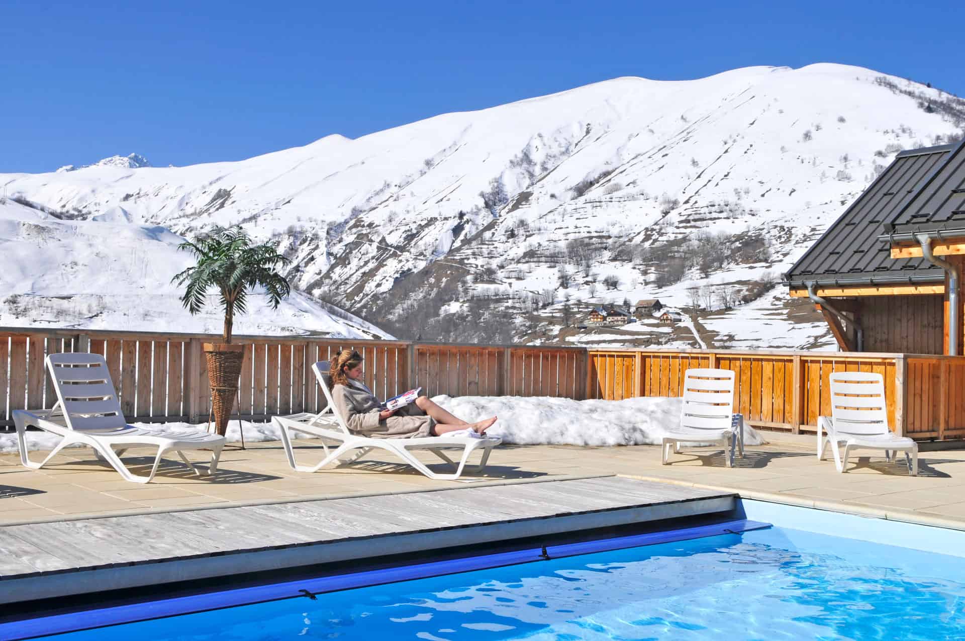 Piscine extérieure chauffée de la résidence de vacances Goélia Les Chalets des Ecourts à St Jean d'Arves Piscine extérieure chauffée de la résidence de vacances Goélia Les Chalets des Ecourts à St Jean d'Arves