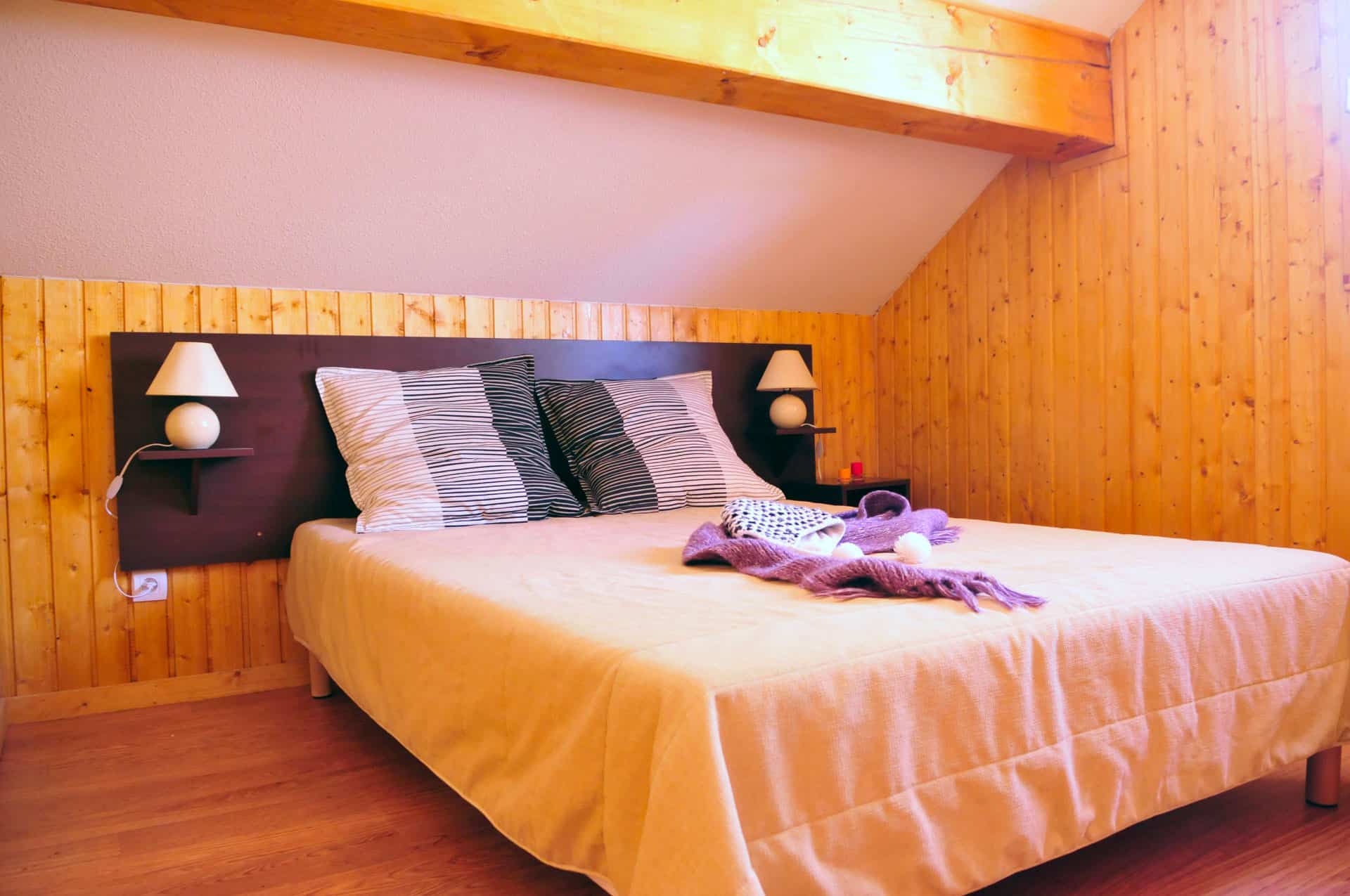 Chambre avec lit double de la résidence de vacances Goélia Les Chalets des Ecourts à St Jean d'Arves Chambre avec lit double de la résidence de vacances Goélia Les Chalets des Ecourts à St Jean d'Arves