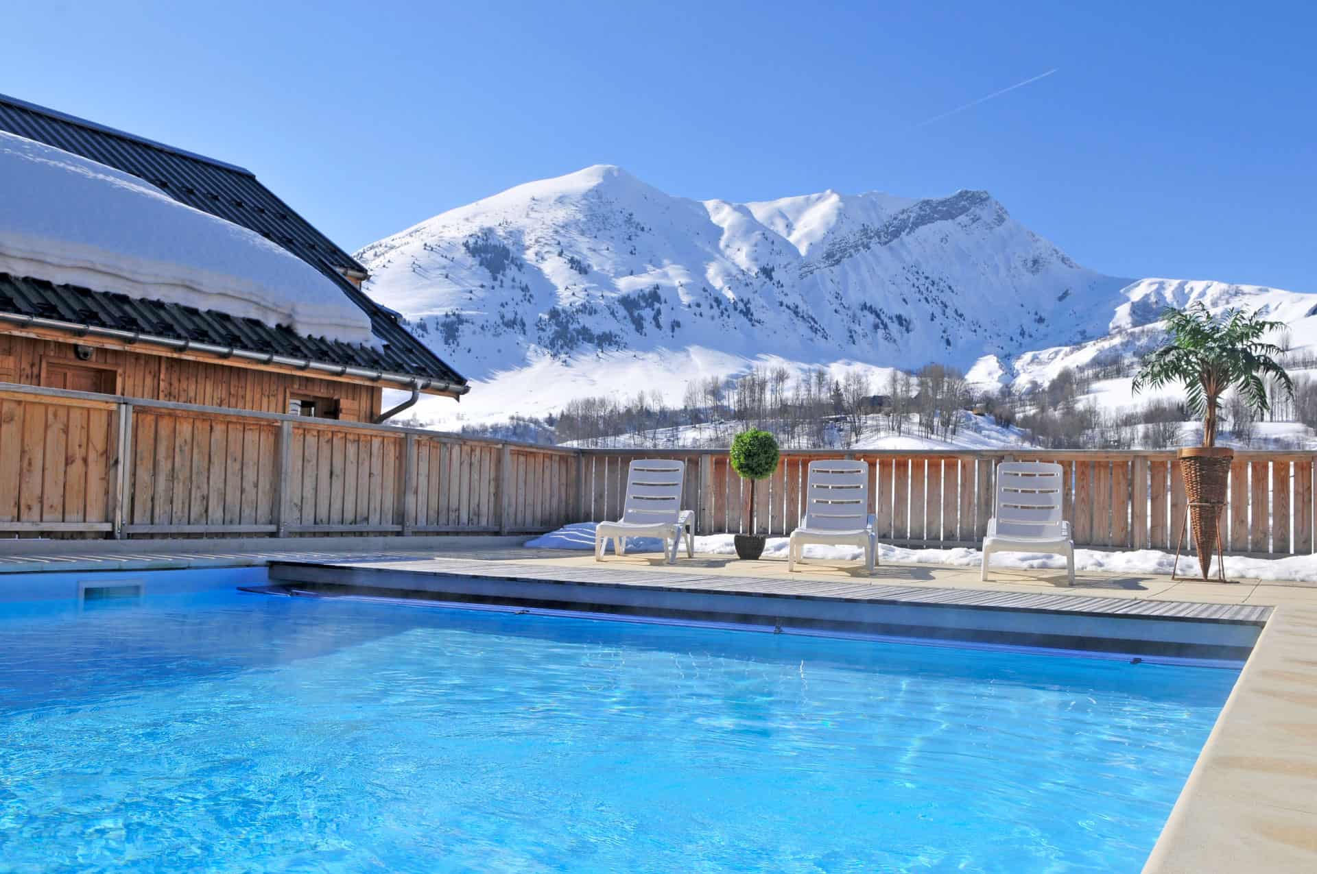 Piscine extérieure chauffée de la résidence de vacances Goélia Les Chalets des Ecourts à St Jean d'Arves Piscine extérieure chauffée de la résidence de vacances Goélia Les Chalets des Ecourts à St Jean d'Arves