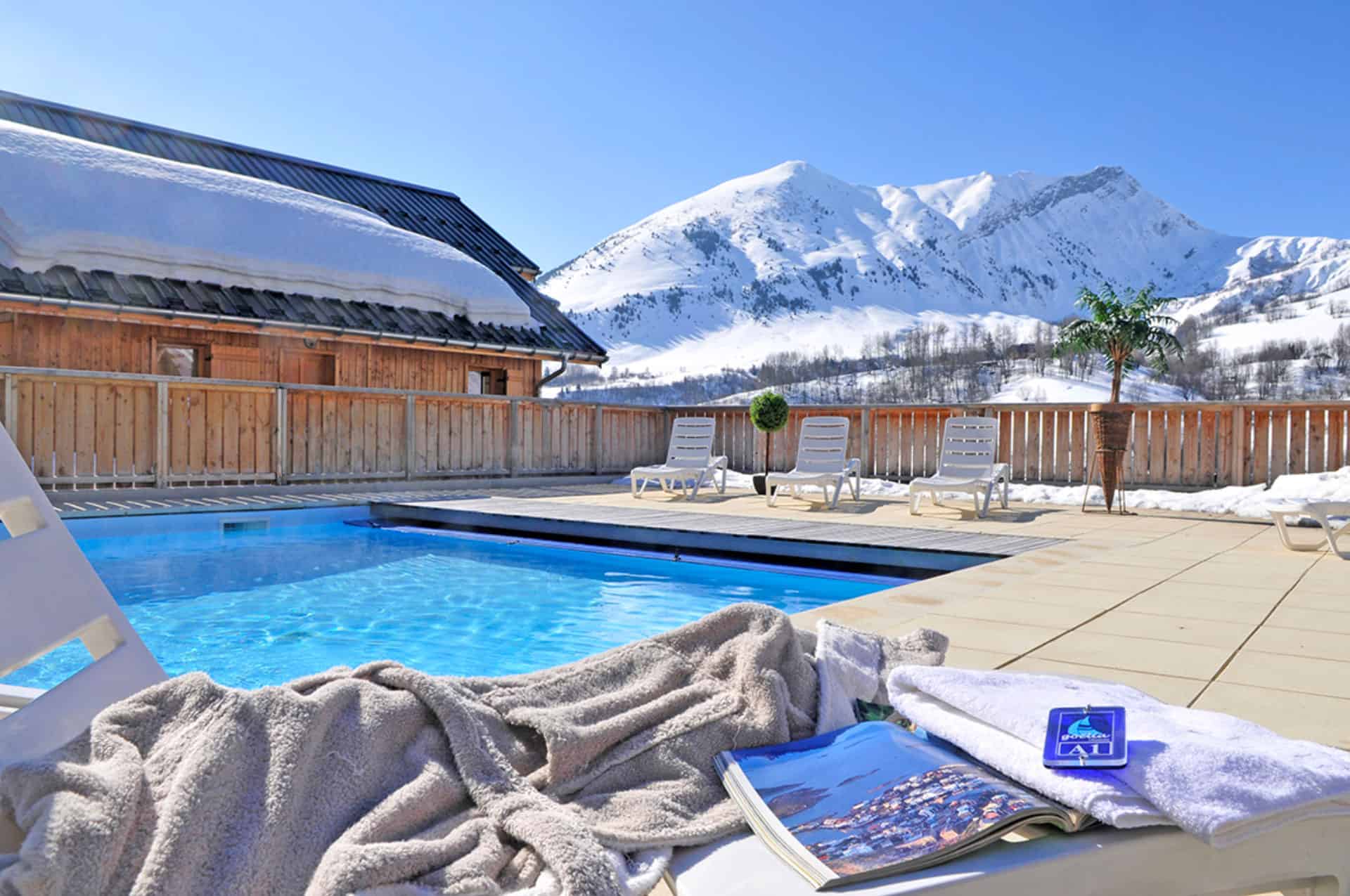 Piscine extérieure chauffée de la résidence de vacances Goélia Les Chalets des Ecourts à St Jean d'Arves Piscine extérieure chauffée de la résidence de vacances Goélia Les Chalets des Ecourts à St Jean d'Arves