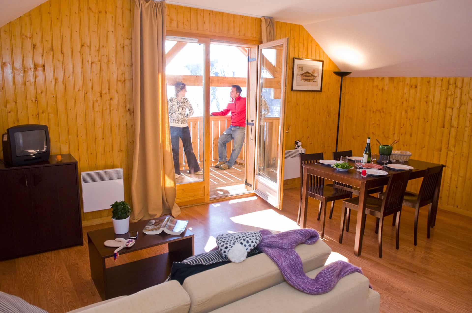 Exemple de salon dans la résidence de vacances Goélia Les Chalets des Ecourts à St Jean d'Arves Exemple de salon dans la résidence de vacances Goélia Les Chalets des Ecourts à St Jean d'Arves