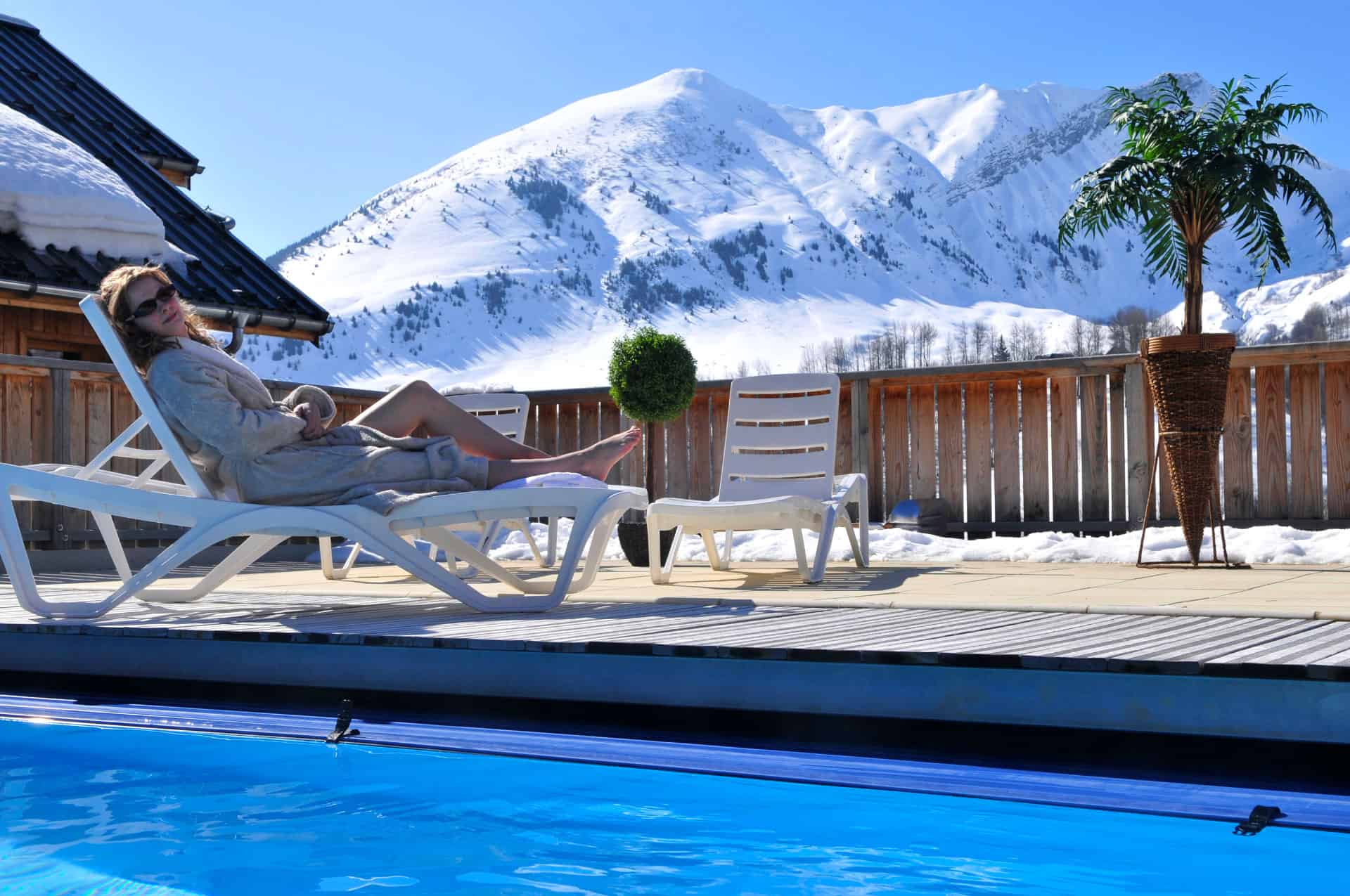 Piscine extérieure chauffée de la résidence de vacances Goélia Les Chalets des Ecourts à St Jean d'Arves Piscine extérieure chauffée de la résidence de vacances Goélia Les Chalets des Ecourts à St Jean d'Arves