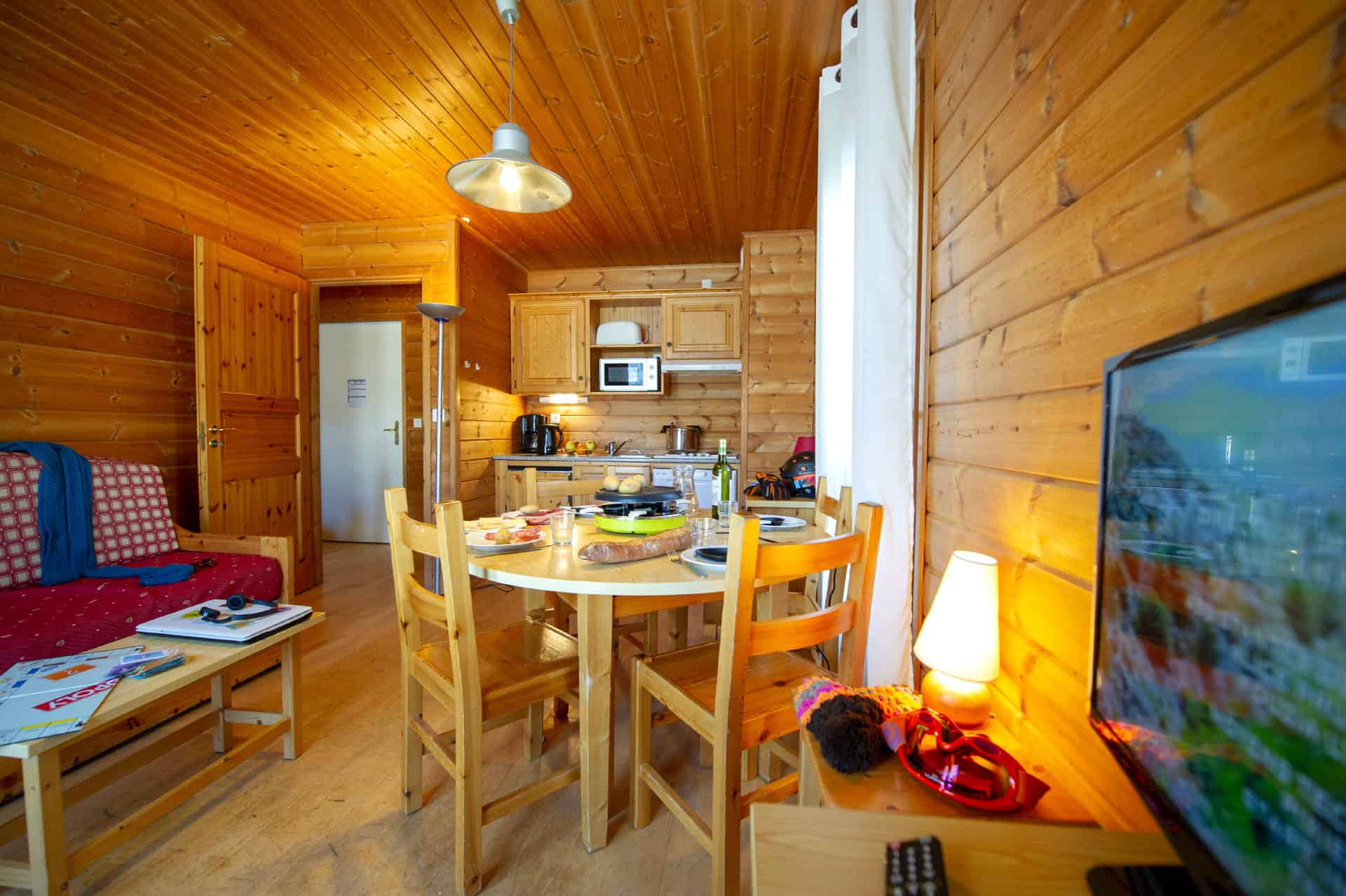 Living room with fully equipped kitchen in the Goélia Les Chalets des Marmottes vacation residence in St Jean d'Arves Living room with fully equipped kitchen in the Goélia Les Chalets des Marmottes vacation residence in St Jean d'Arves