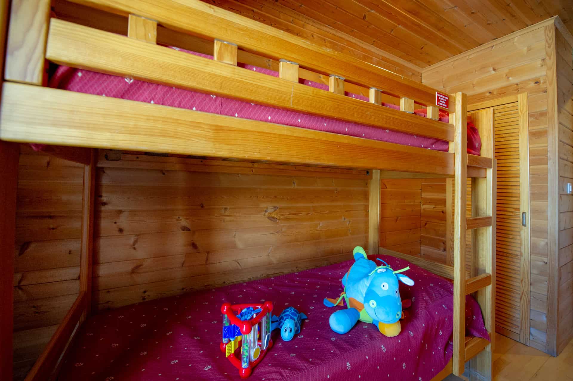 Example of a room with bunk beds in the vacation residence Goélia Les Chalets des Marmottes in St Jean d'Arves Example of a room with bunk beds in the vacation residence Goélia Les Chalets des Marmottes in St Jean d'Arves