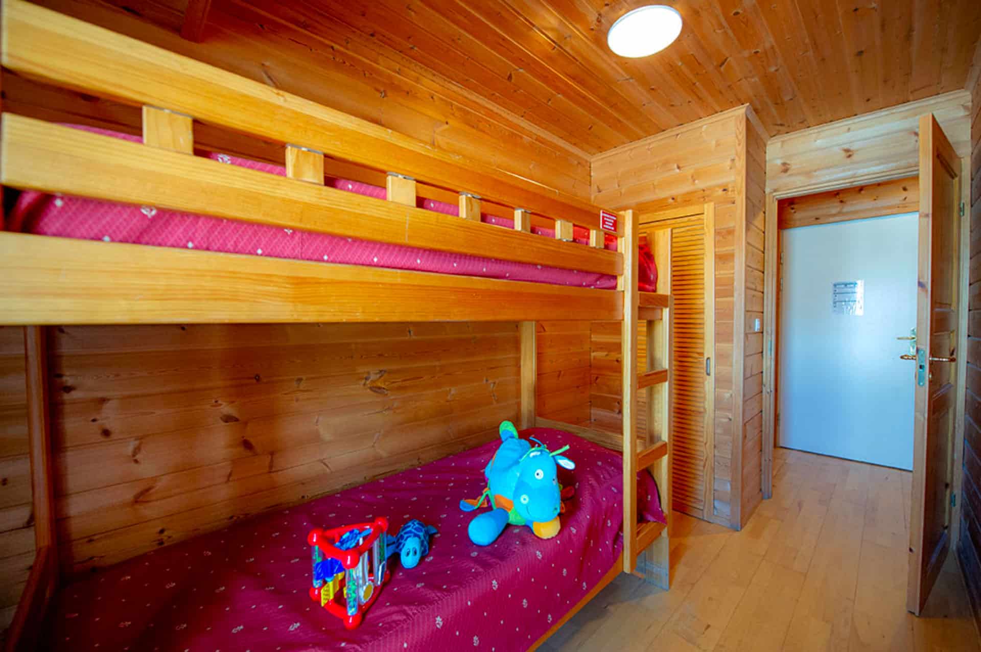 Example of a room with bunk beds in the vacation residence Goélia Les Chalets des Marmottes in St Jean d'Arves Example of a room with bunk beds in the vacation residence Goélia Les Chalets des Marmottes in St Jean d'Arves