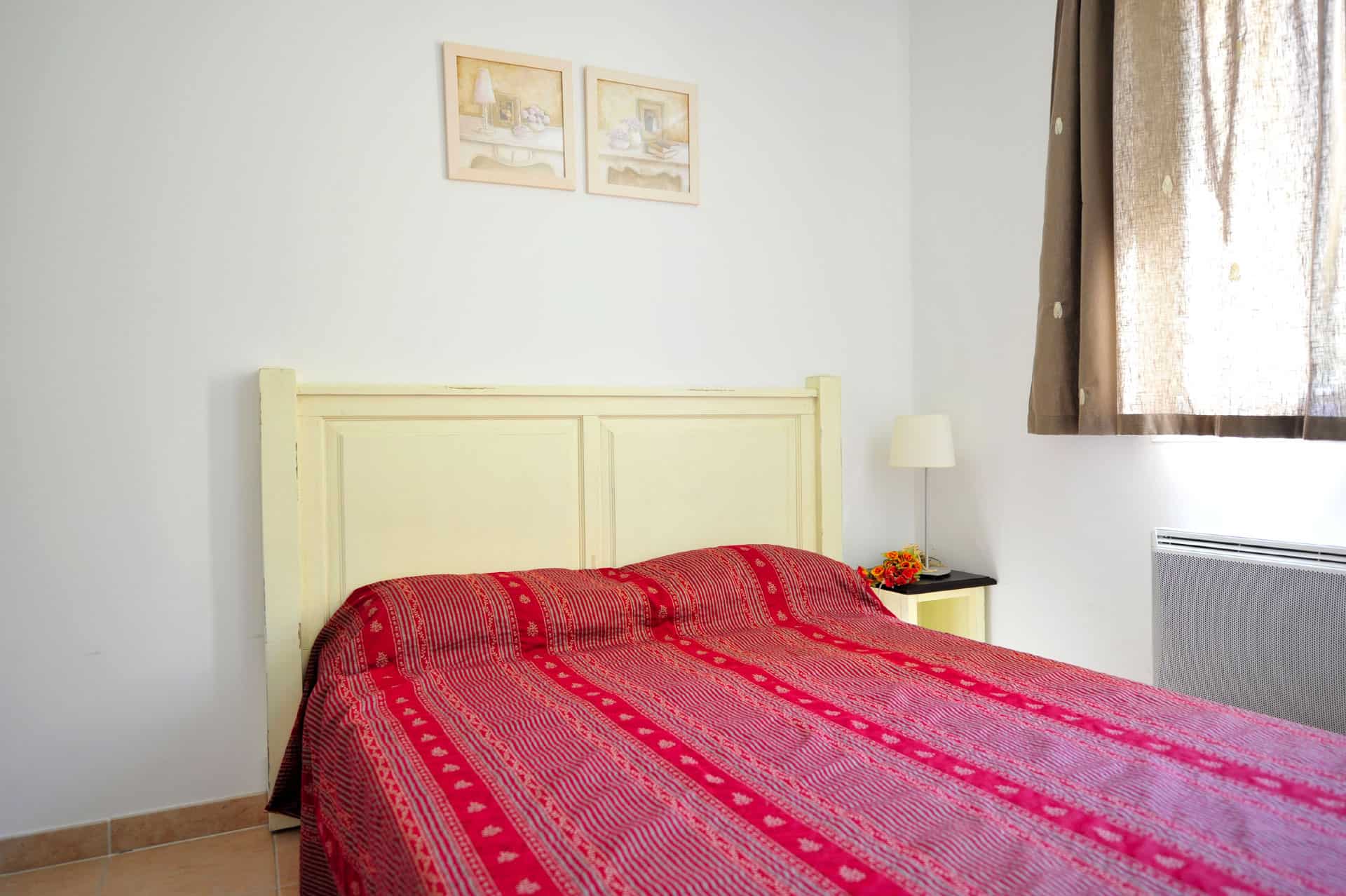 Chambre avec lit double d'un appartement de la résidence de vacances Goélia Le Mas des Arènes à Mouriès / Baux-de-Provence Chambre avec lit double d'un appartement de la résidence de vacances Goélia Le Mas des Arènes à Mouriès / Baux-de-Provence