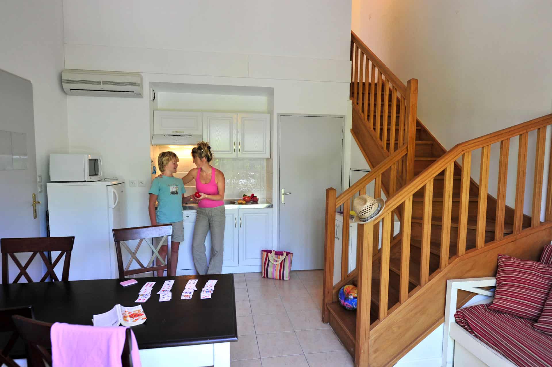 Salon et kitchenette d'un appartement de la résidence de vacances Goélia Le Mas des Arènes à Mouriès / Baux-de-Provence Salon et kitchenette d'un appartement de la résidence de vacances Goélia Le Mas des Arènes à Mouriès / Baux-de-Provence