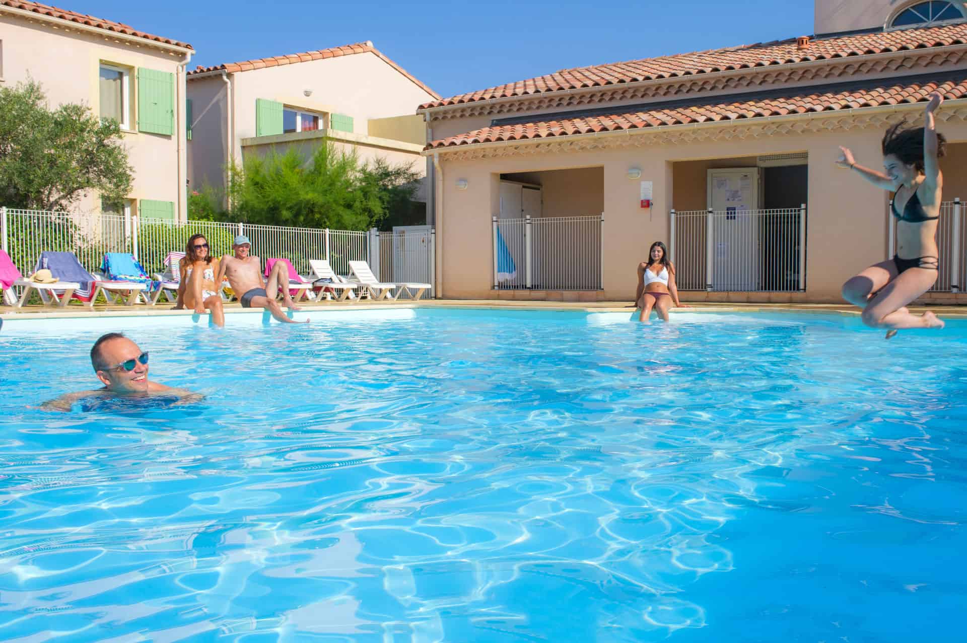 Piscine extérieure chauffée de la résidence de vacances Goélia Le Mas des Arènes à Mouriès / Les Baux-de-Provence Piscine extérieure chauffée de la résidence de vacances Goélia Le Mas des Arènes à Mouriès / Les Baux-de-Provence
