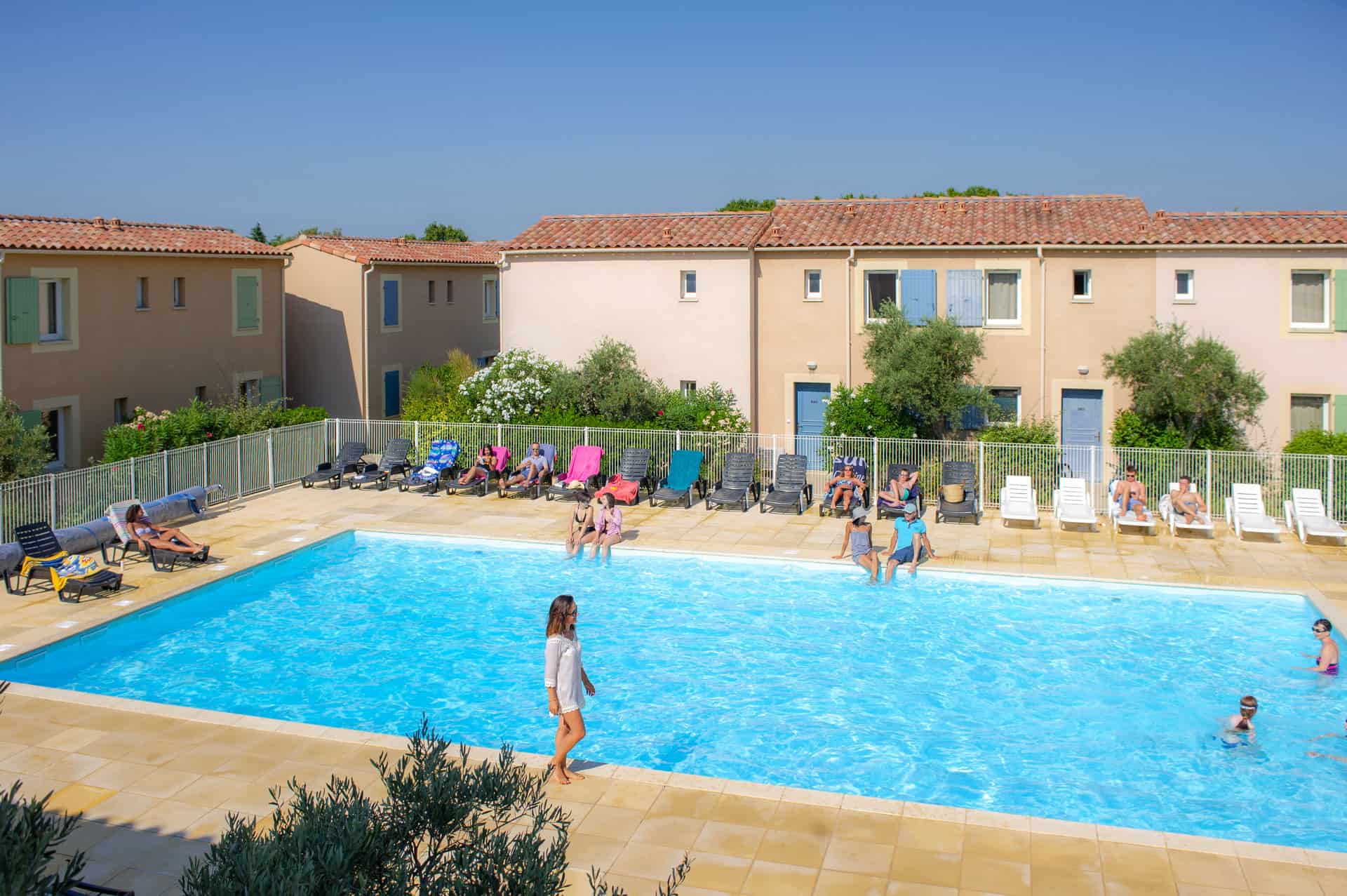 Piscine extérieure chauffée de la résidence de vacances Goélia Le Mas des Arènes à Mouriès / Les Baux-de-Provence Piscine extérieure chauffée de la résidence de vacances Goélia Le Mas des Arènes à Mouriès / Les Baux-de-Provence