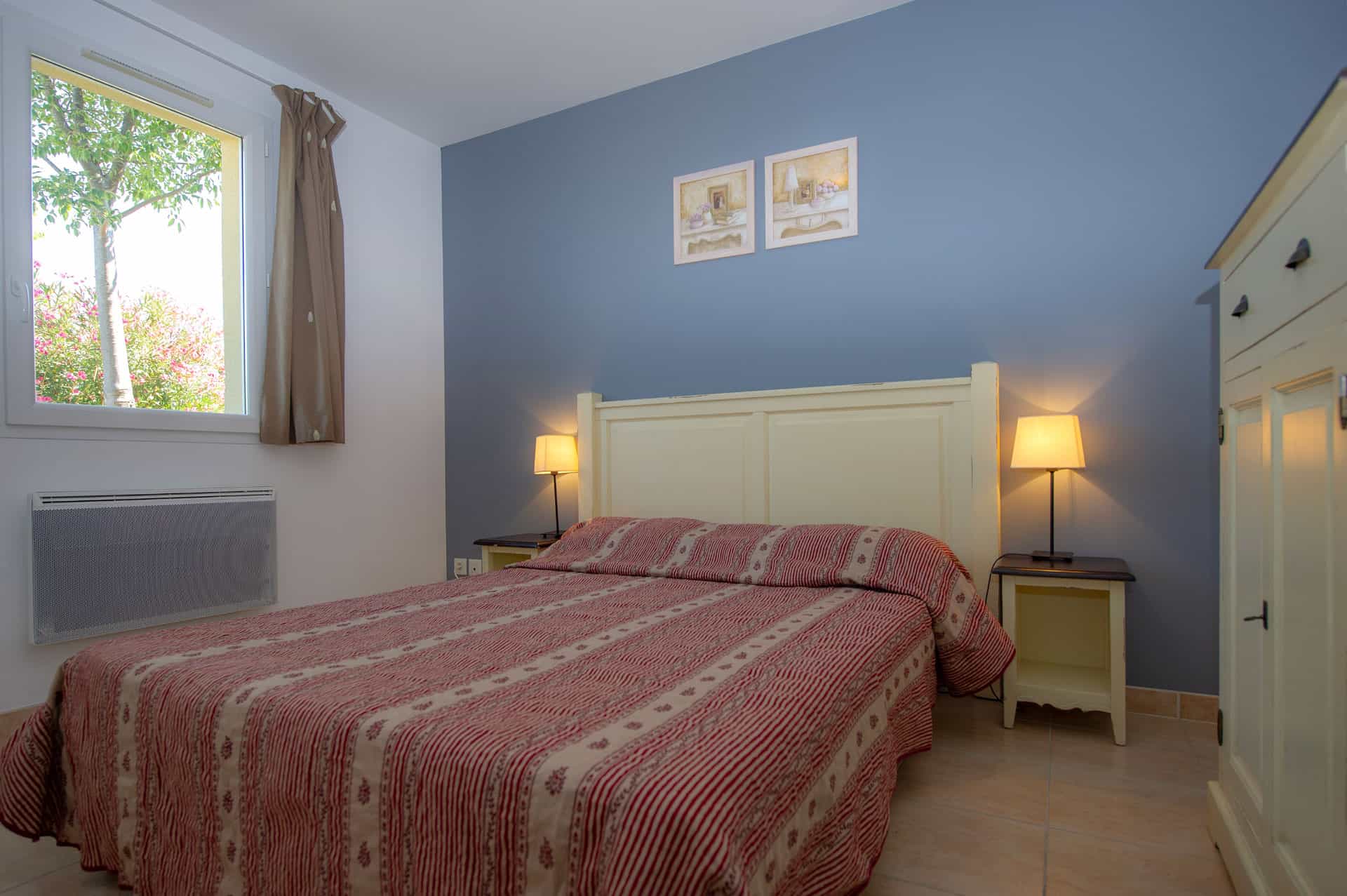 Chambre avec lit double d'un appartement de la résidence de vacances Goélia Le Mas des Arènes à Mouriès / Baux-de-Provence Chambre avec lit double d'un appartement de la résidence de vacances Goélia Le Mas des Arènes à Mouriès / Baux-de-Provence