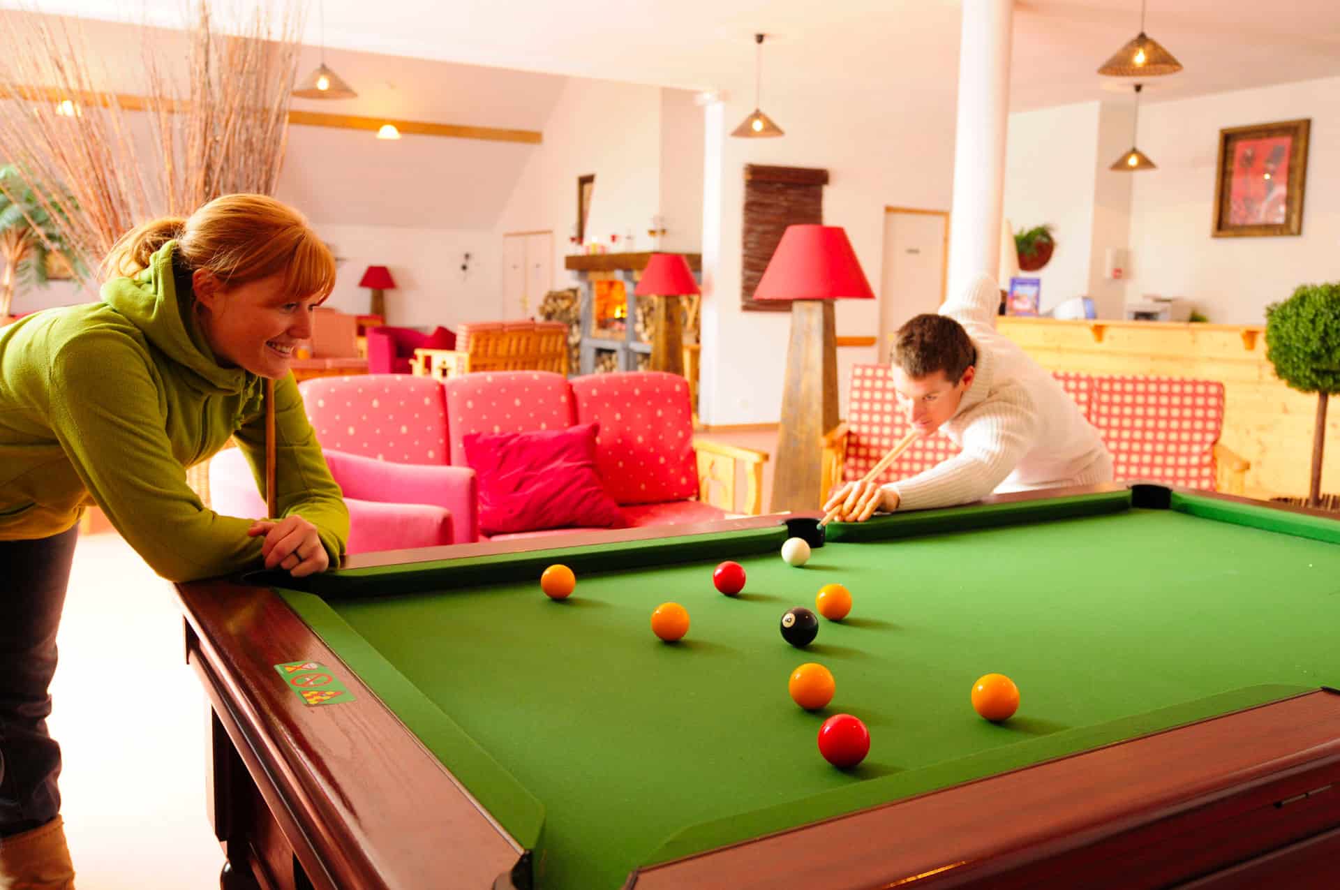 Billard disponible à la réception de la résidence de vacances Goélia Les Chalets des Marmottes à St Jean d'Arves Billard disponible à la réception de la résidence de vacances Goélia Les Chalets des Marmottes à St Jean d'Arves